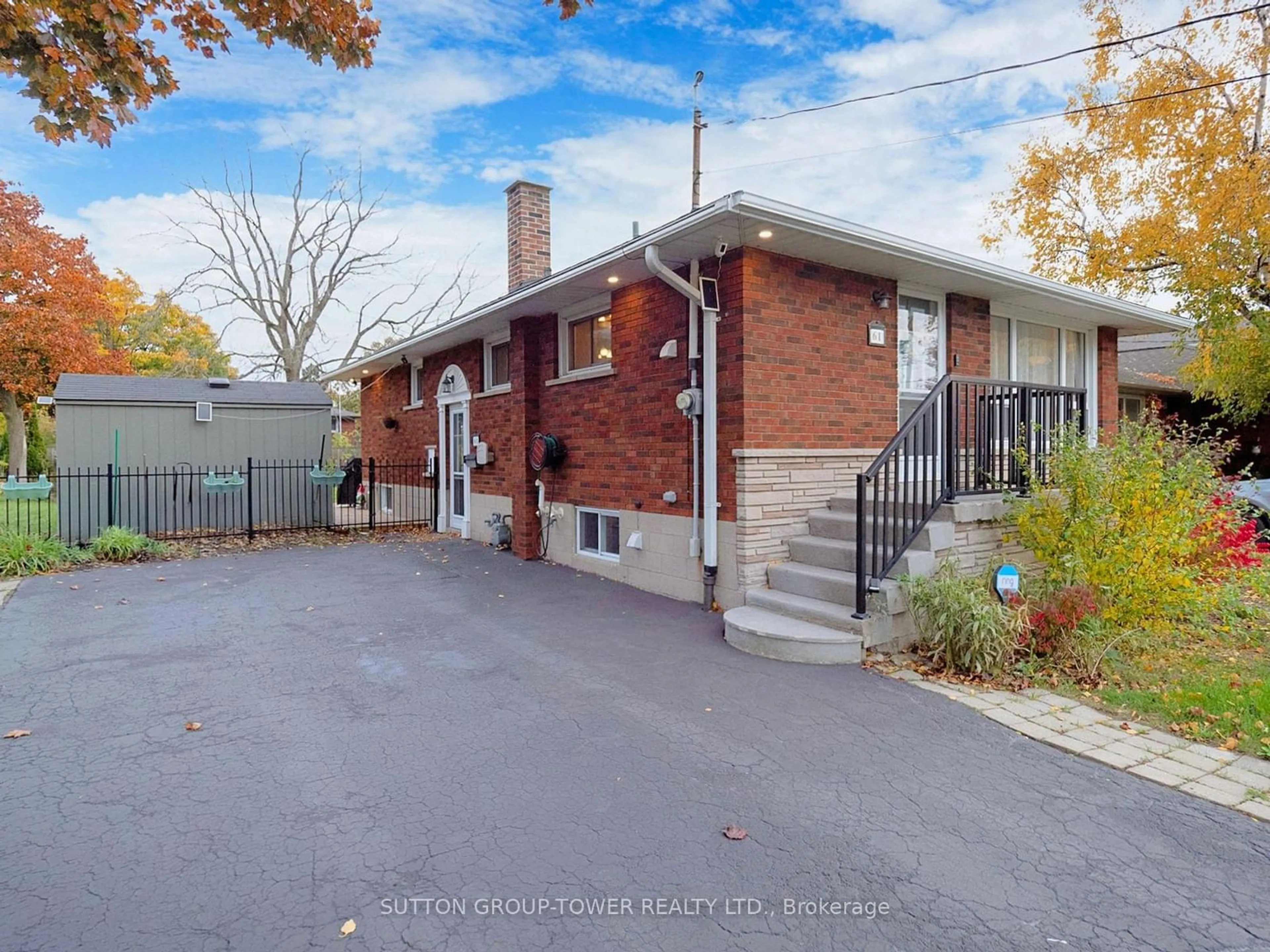 Frontside or backside of a home, the street view for 61 Fisher Cres, Hamilton Ontario L9C 4N1