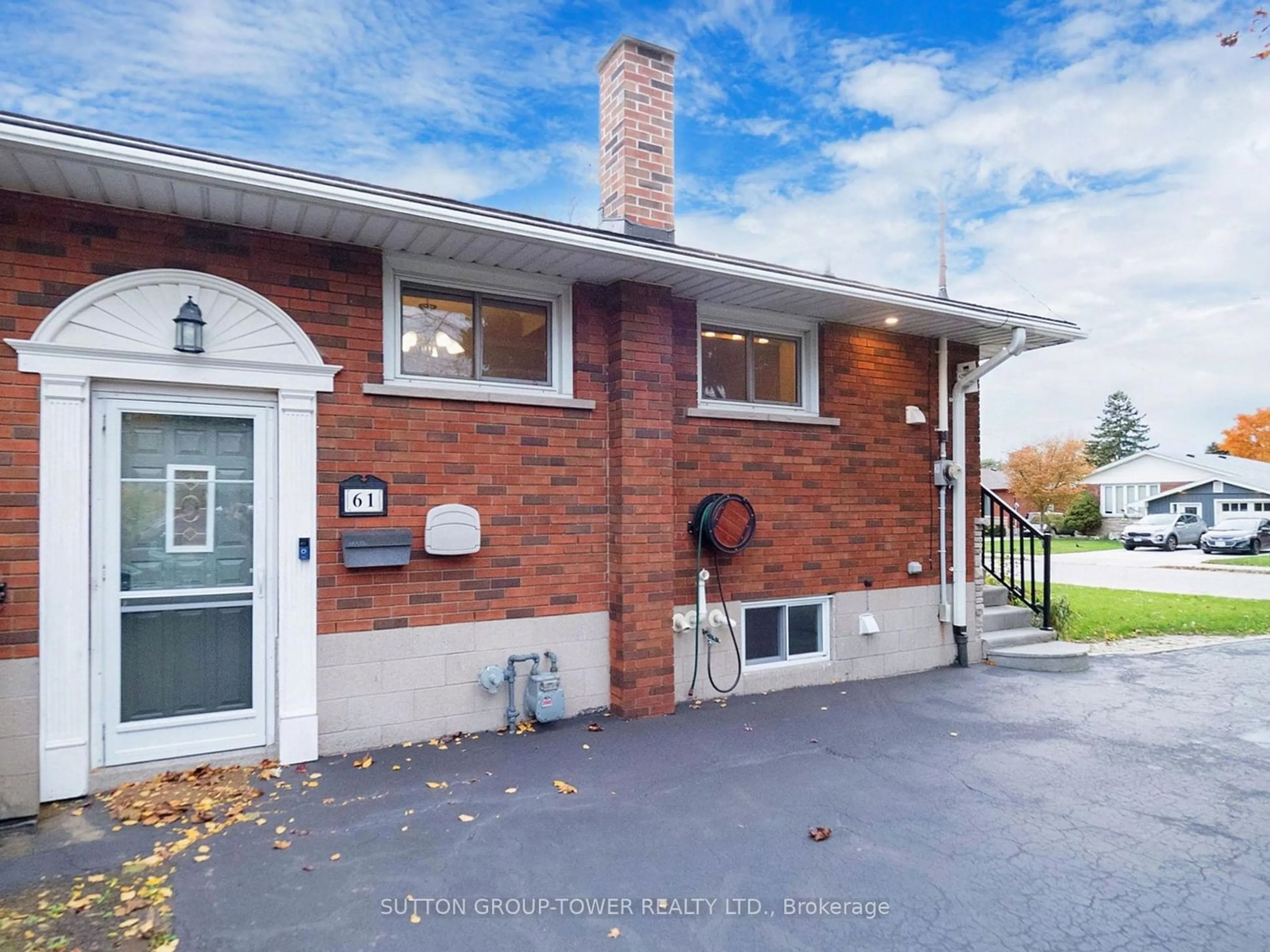 A pic from exterior of the house or condo, the front or back of building for 61 Fisher Cres, Hamilton Ontario L9C 4N1