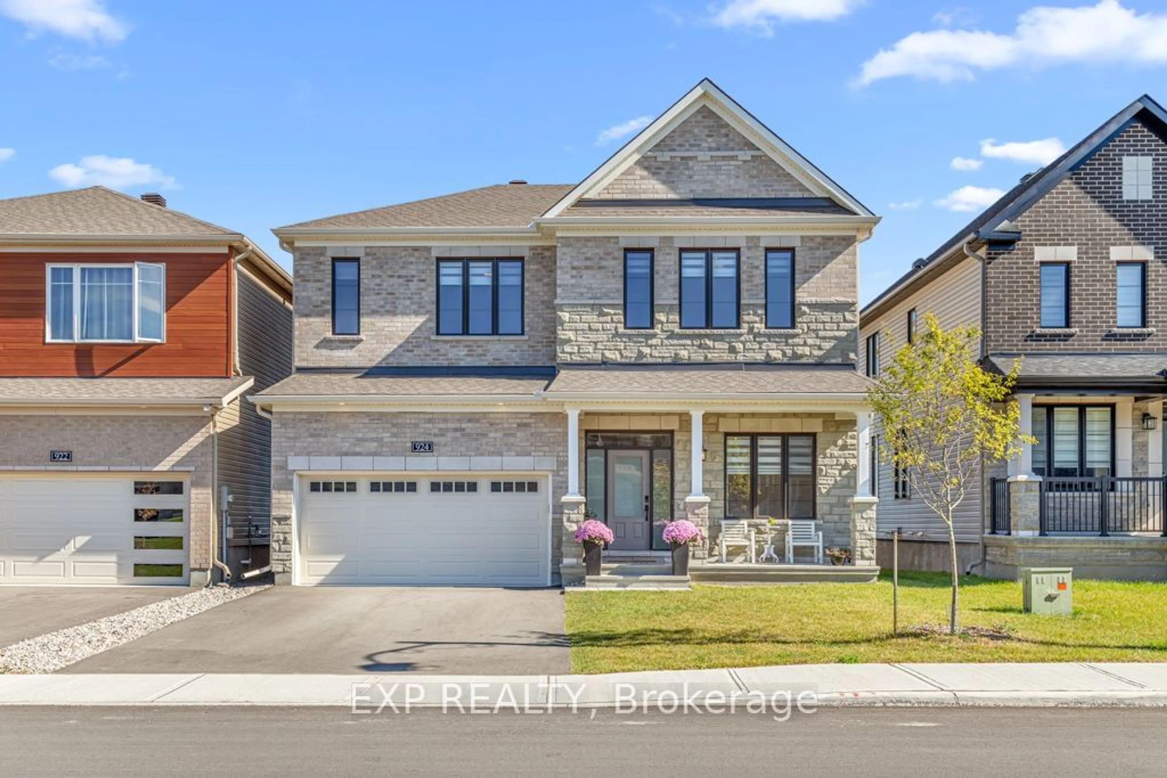 Home with brick exterior material for 924 Lakeridge Dr, Orleans - Cumberland and Area Ontario K4A 5N8