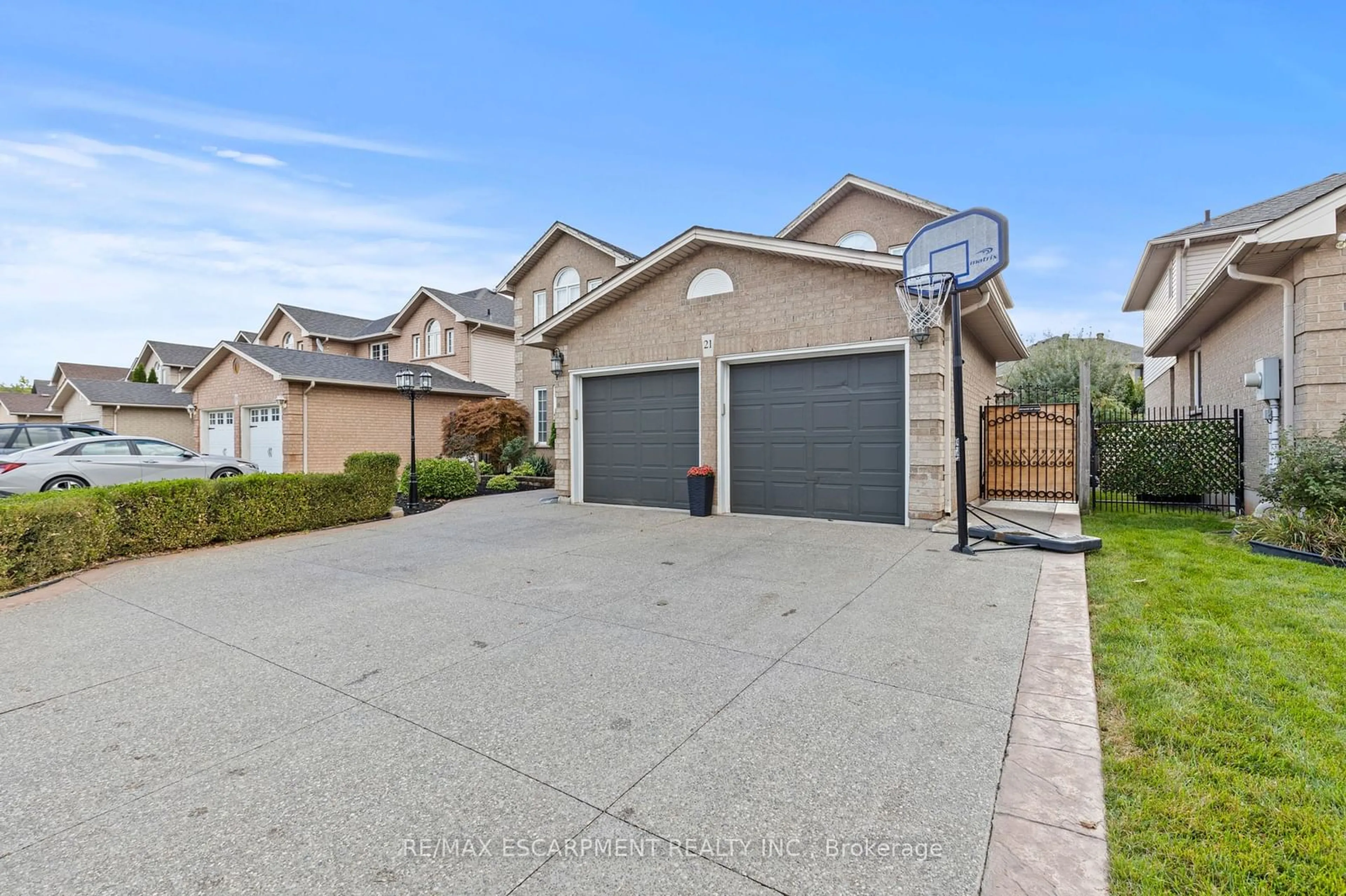 A pic from exterior of the house or condo, the street view for 21 Tuscani Dr, Hamilton Ontario L8E 5W4