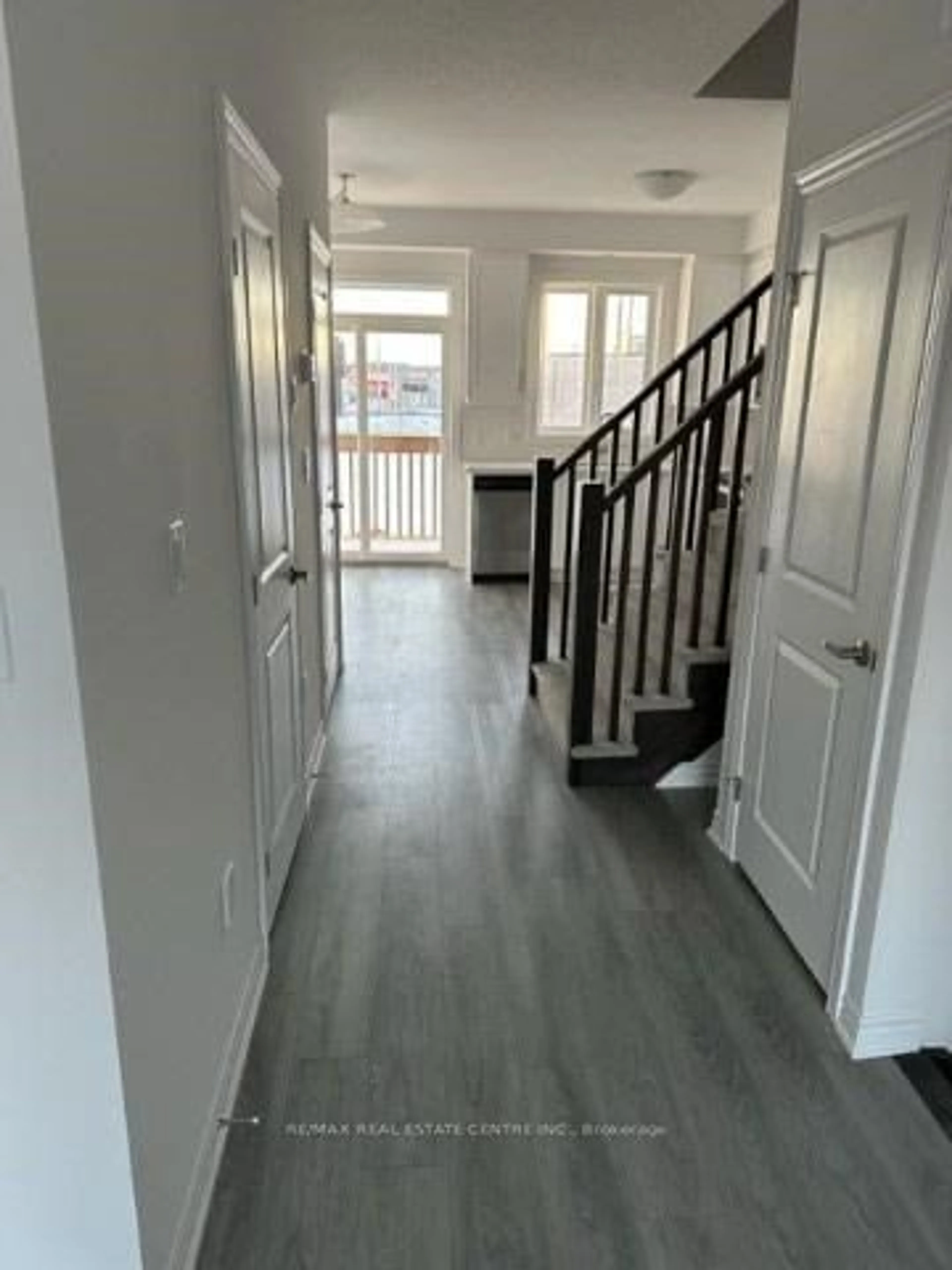 Indoor foyer, wood floors for 61 Soho St #29, Hamilton Ontario L8J 0M6