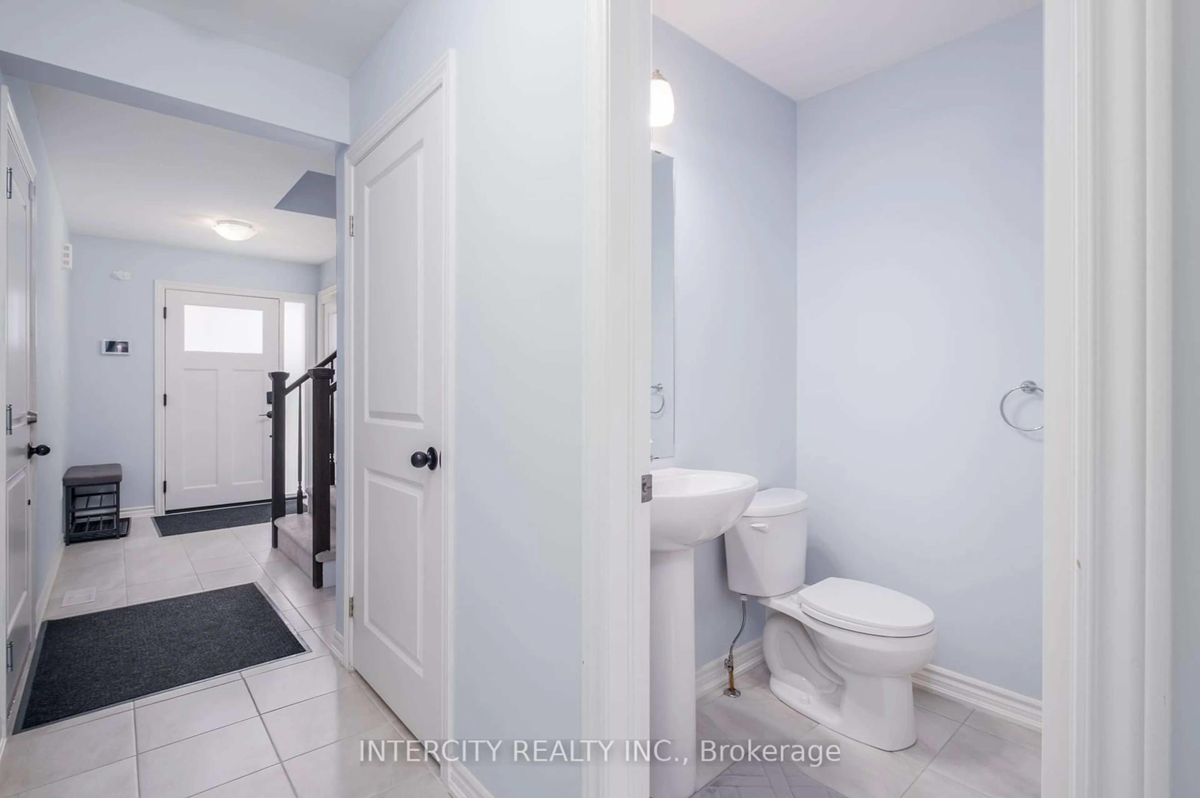 Indoor entryway, not visible floor for 7945 Oldfield Rd #13, Niagara Falls Ontario L2G 0Z4