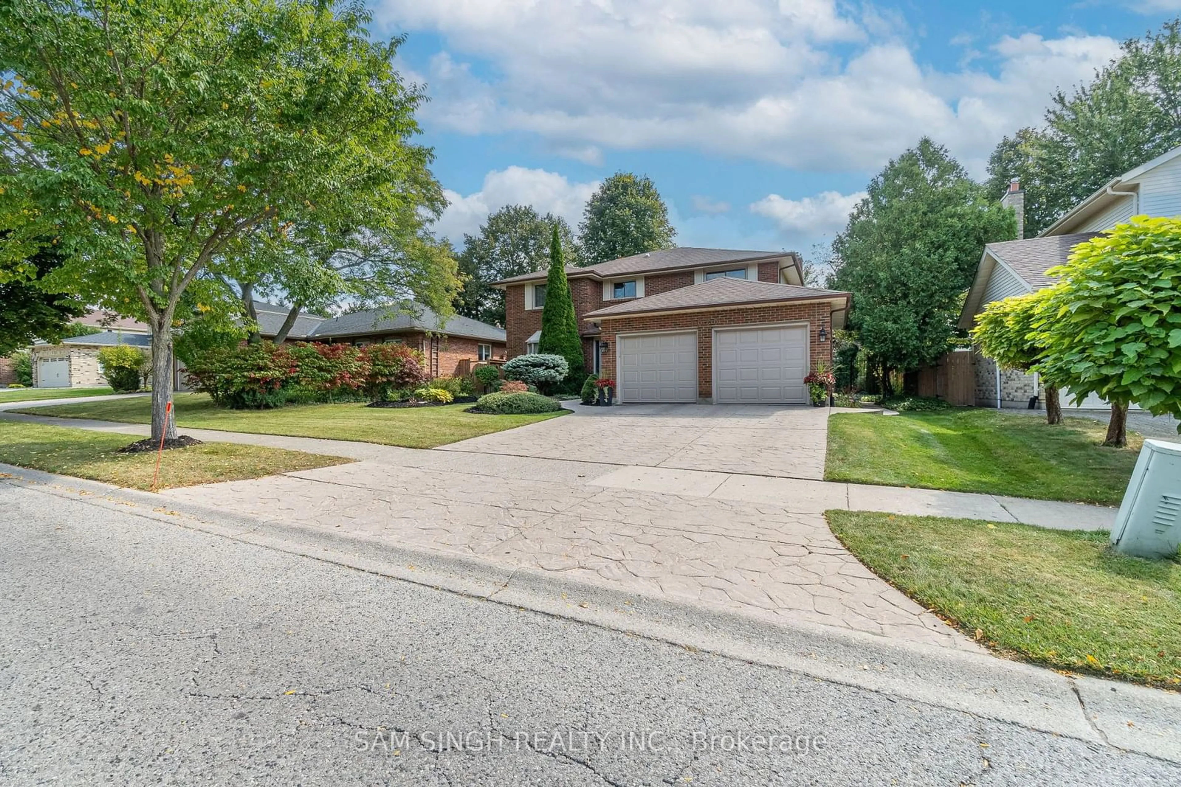 Frontside or backside of a home, the street view for 1626 Phillbrook Dr, London Ontario N5X 2V8