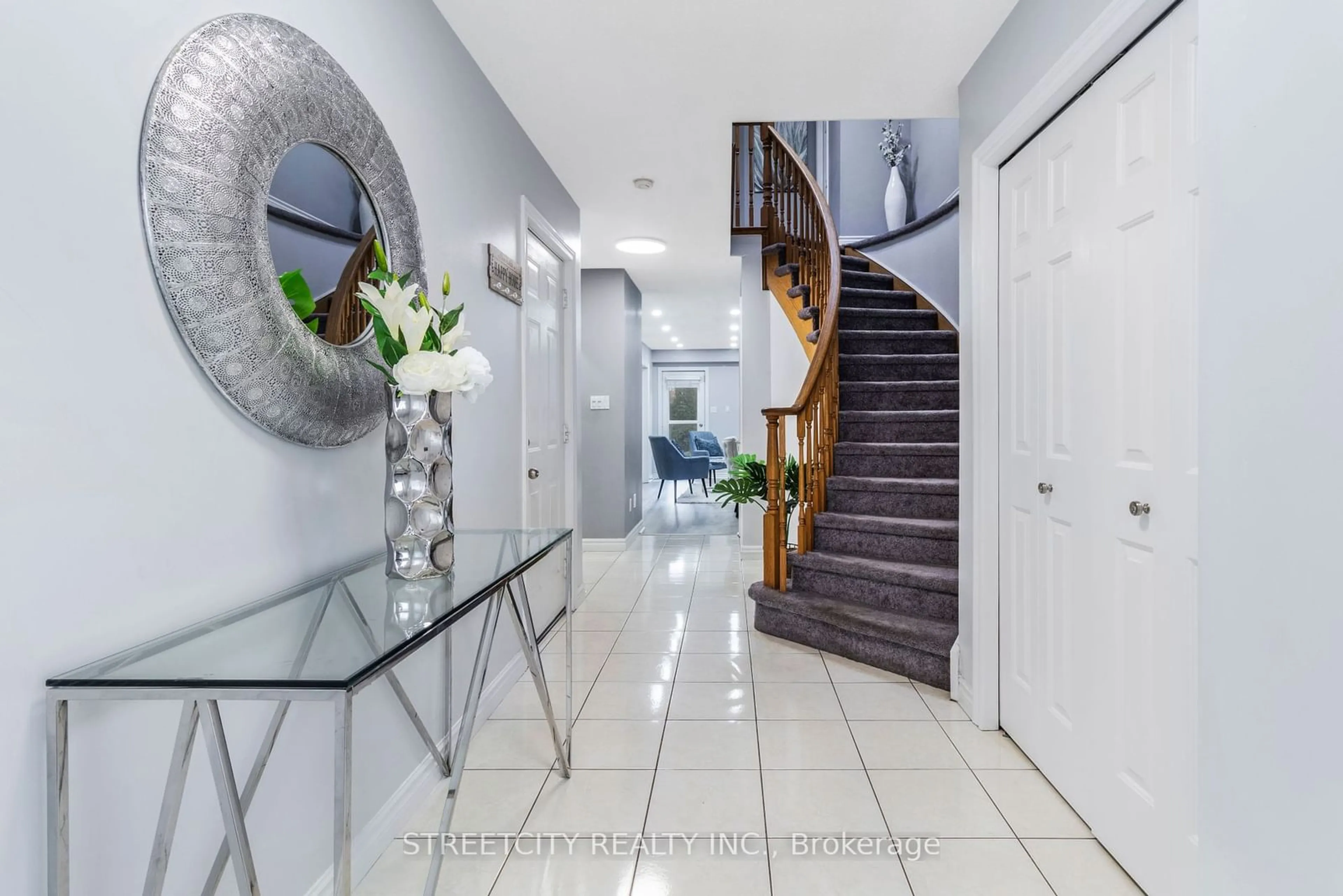 Indoor foyer, ceramic floors for 156 Dicenzo Dr, Hamilton Ontario L9B 2K8