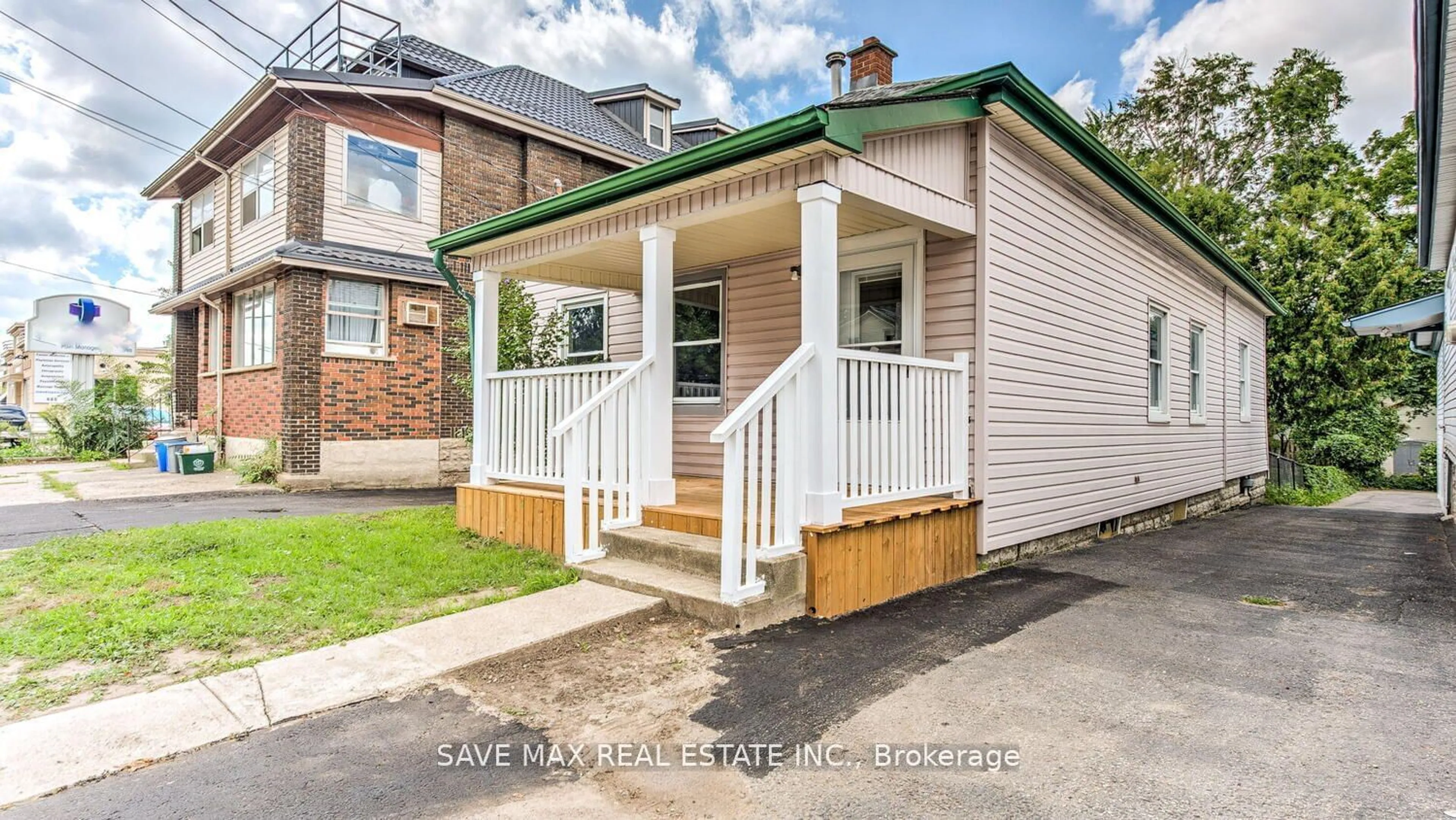 Frontside or backside of a home, cottage for 713 ADELAIDE St, London Ontario N5Y 2L4