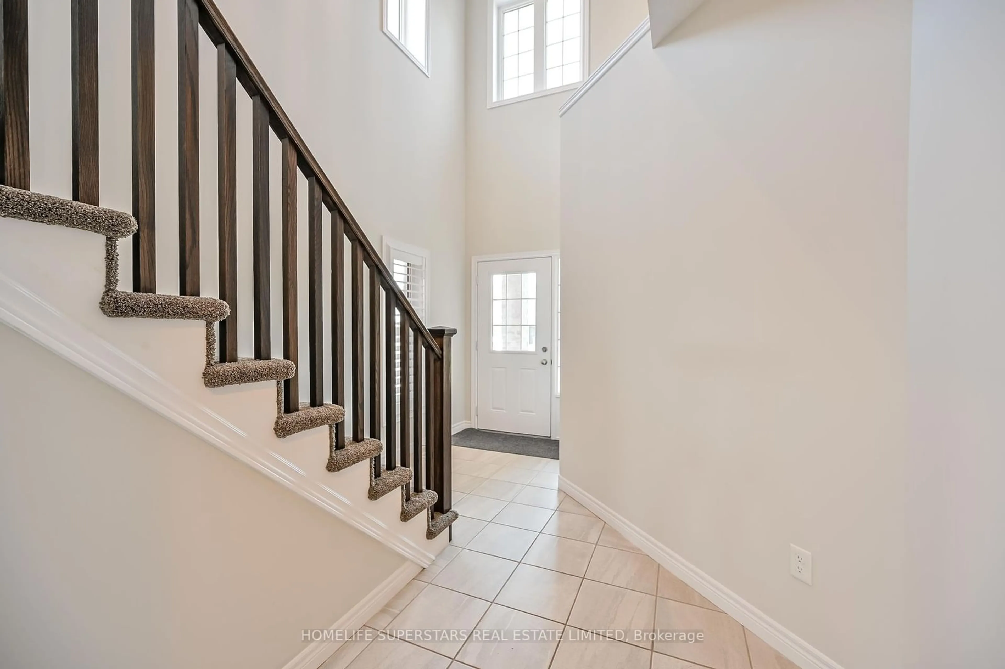 Indoor entryway, wood floors for 29 Newstead Rd, Brant Ontario N3L 0G2