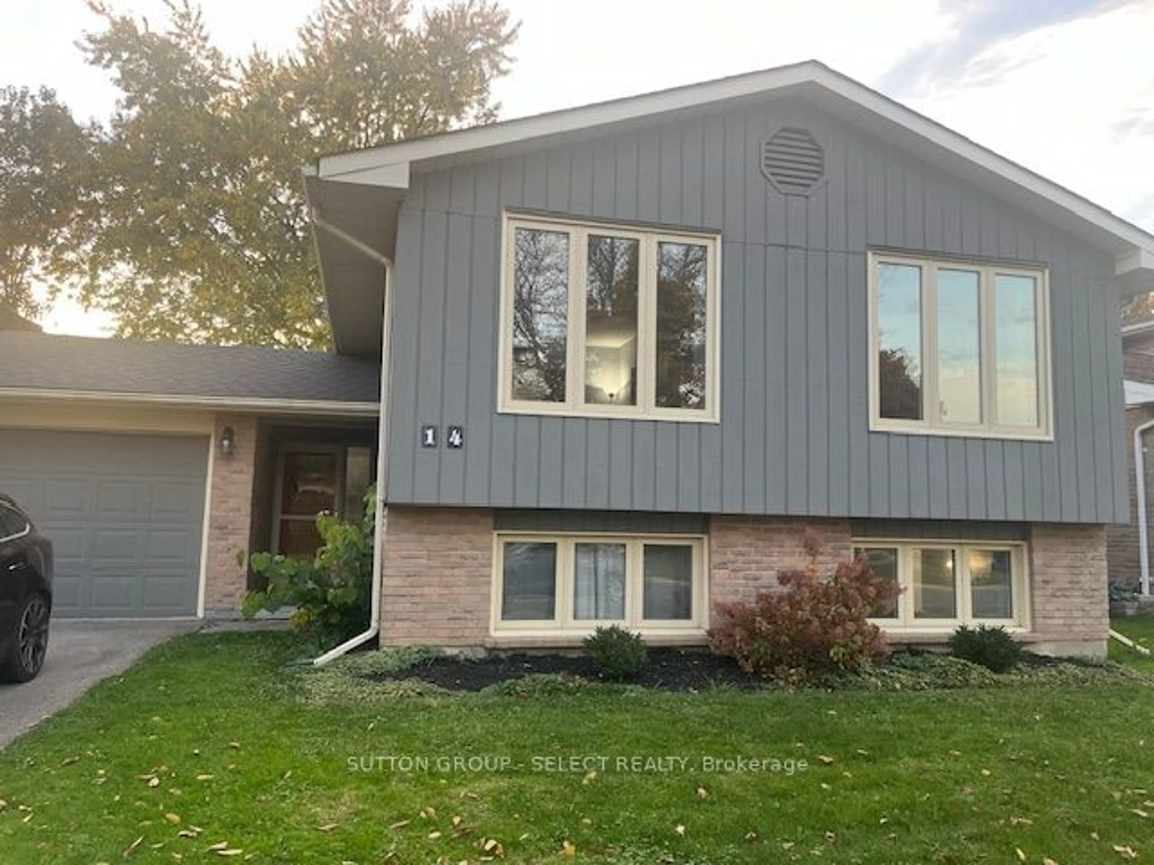 Home with vinyl exterior material for 14 Hillhead Rd, London Ontario N6E 2P8