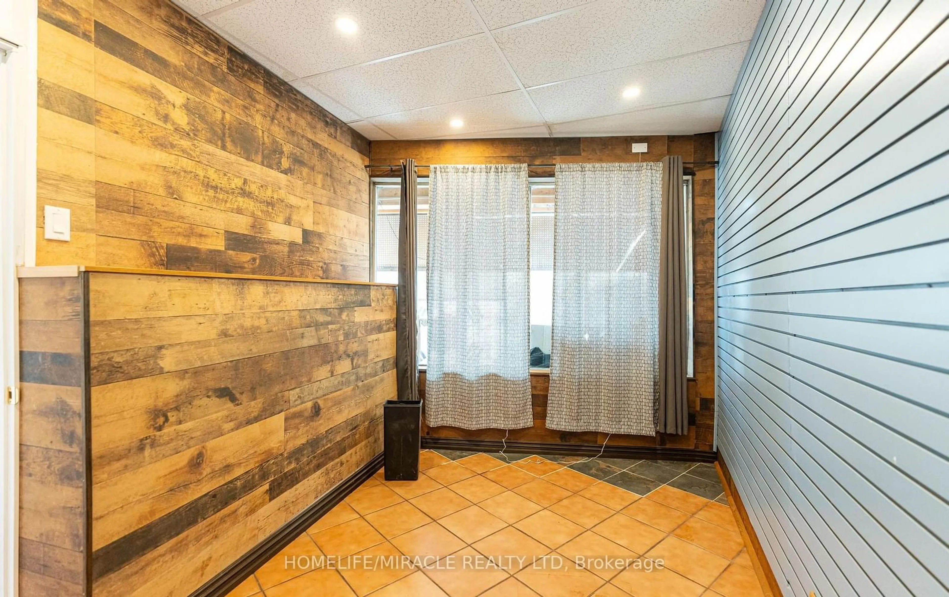 Indoor foyer, wood floors for 49 Facer St, St. Catharines Ontario L2M 5H7