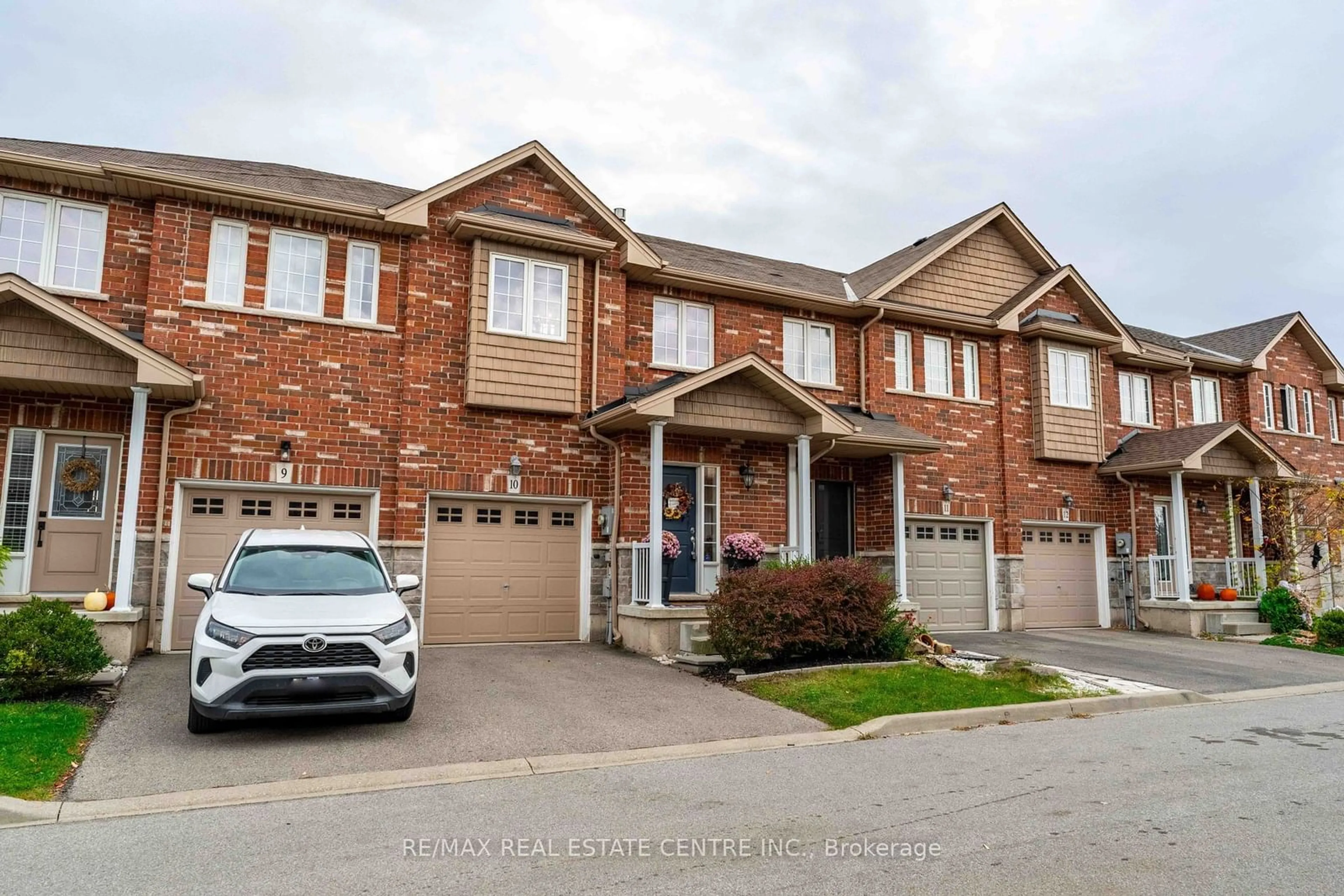 A pic from exterior of the house or condo, the street view for 45 Seabreeze Cres #10, Hamilton Ontario L8E 5C8