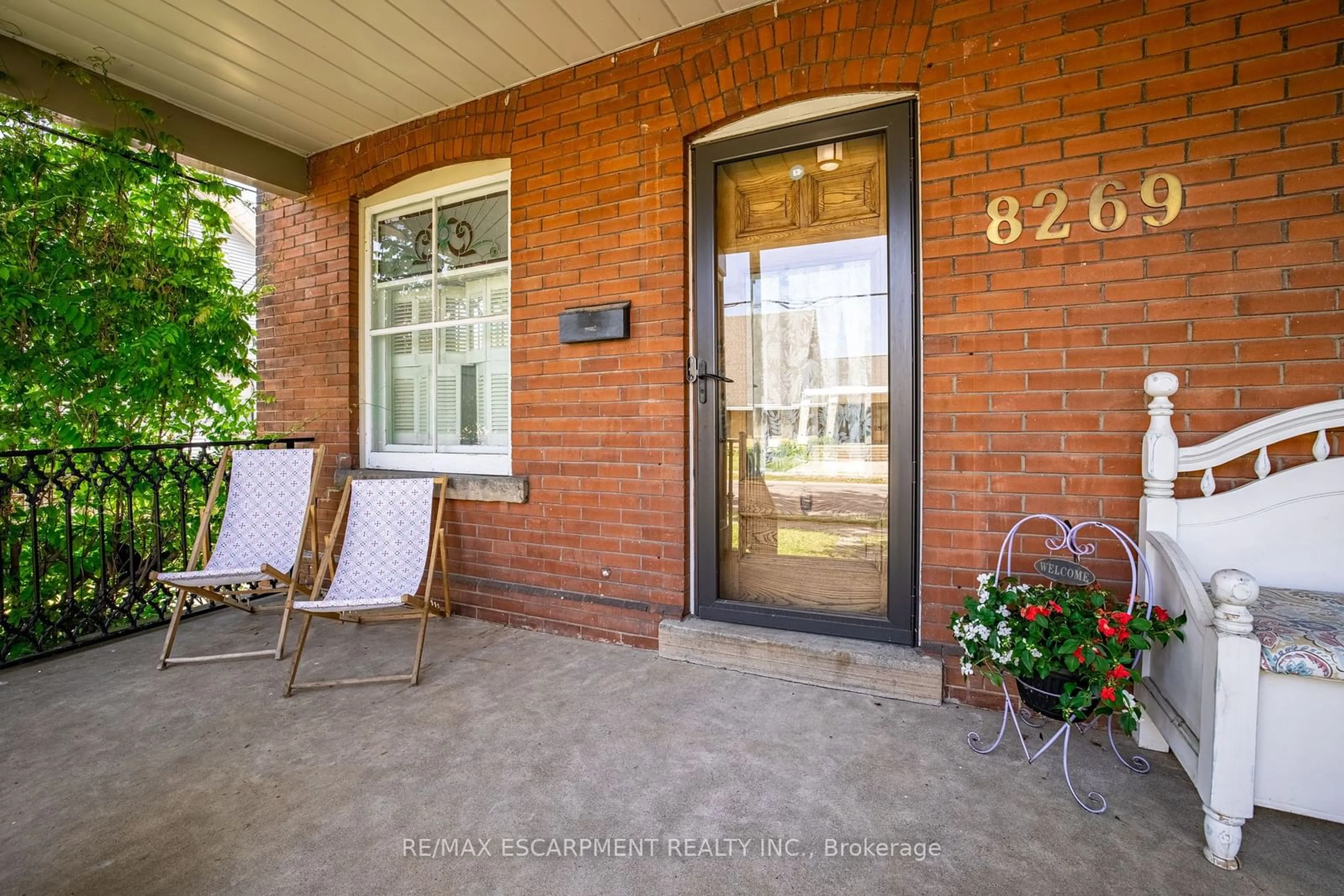 Indoor entryway, wood floors for 8269 Willoughby Dr, Niagara Falls Ontario L2G 6X4