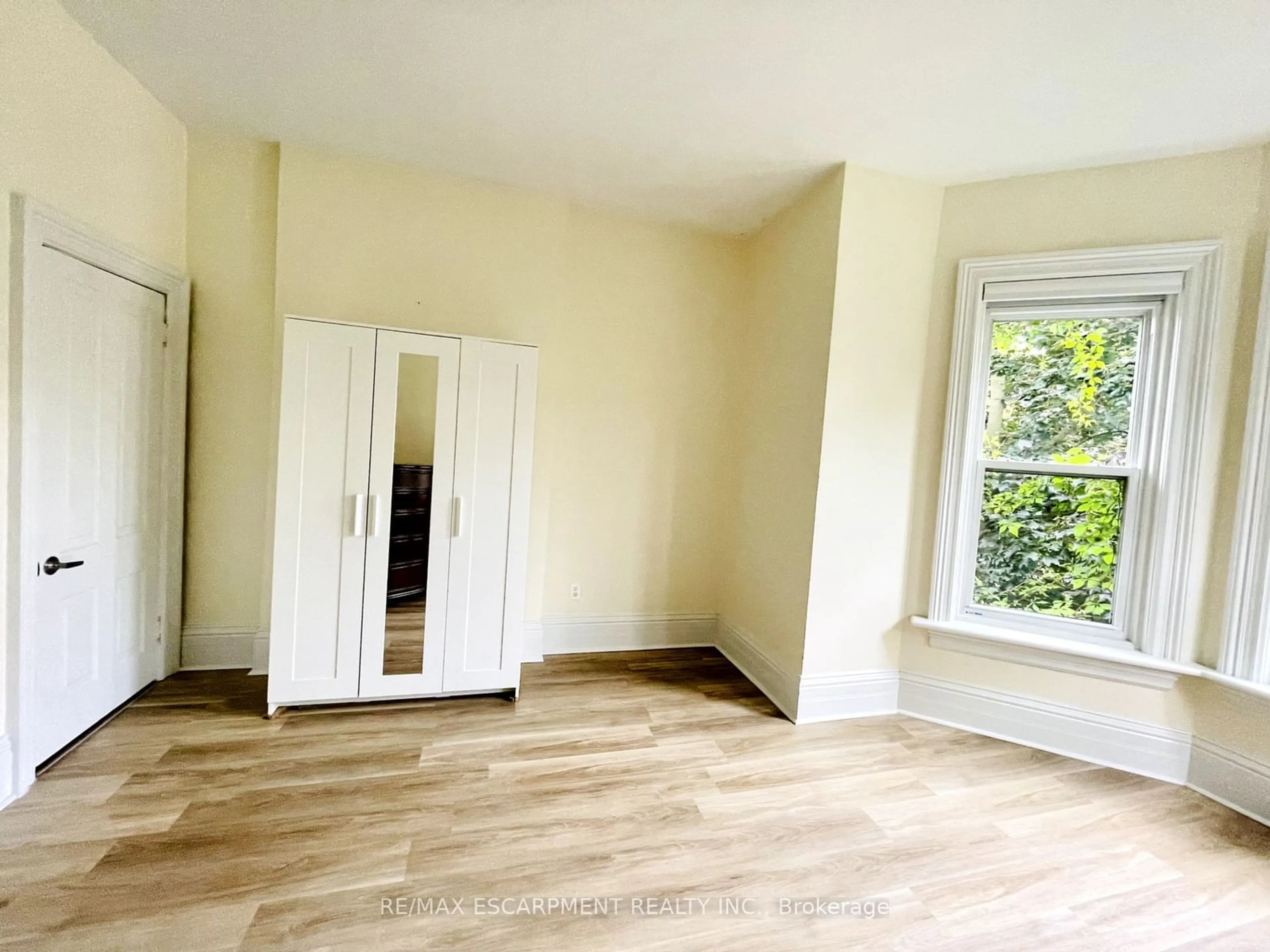 A pic of a room, wood floors for 10 William St, Brant Ontario N3L 1K7