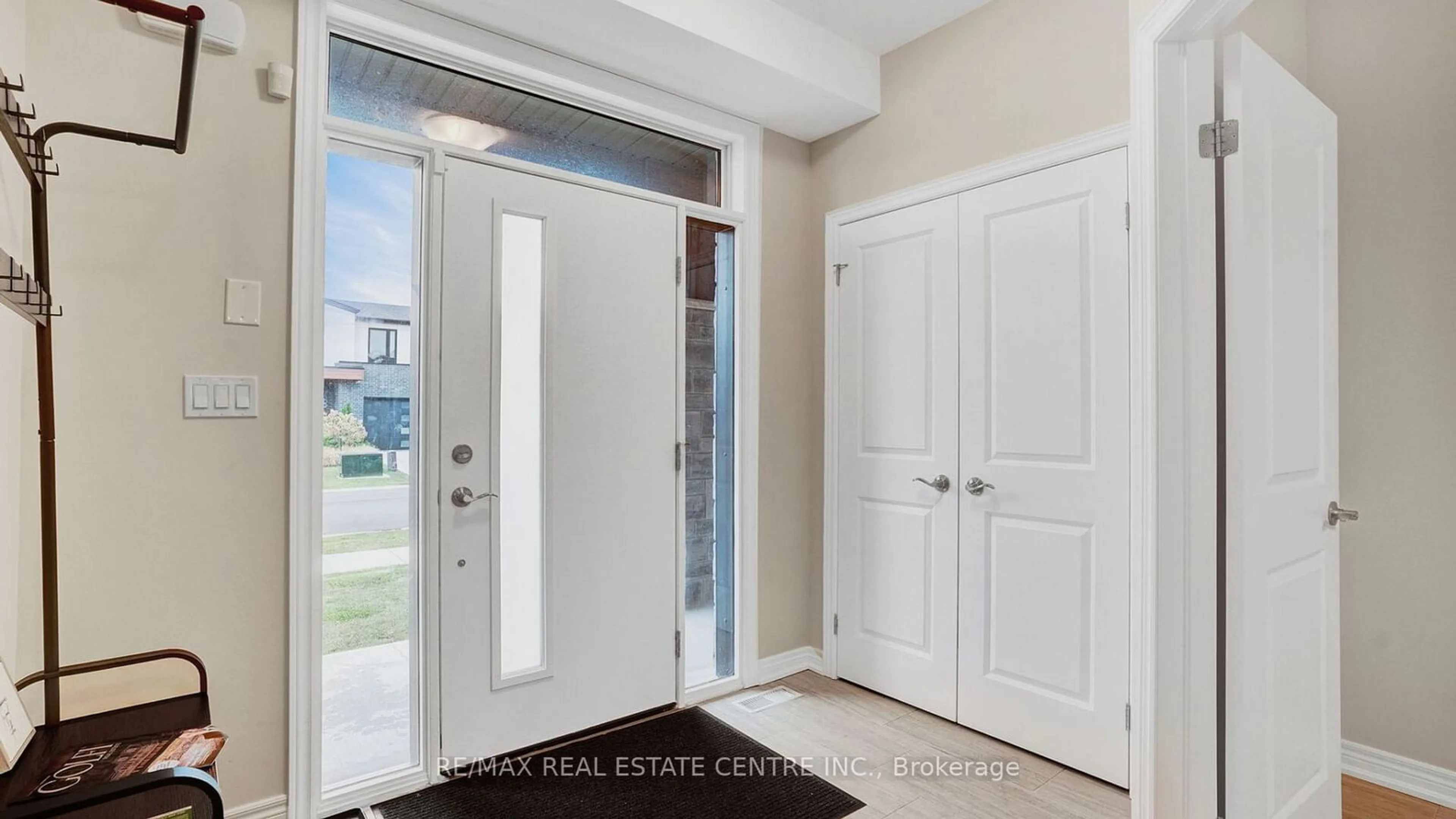 Indoor entryway, wood floors for 7197 Parsa St, Niagara Falls Ontario L2H 3T1