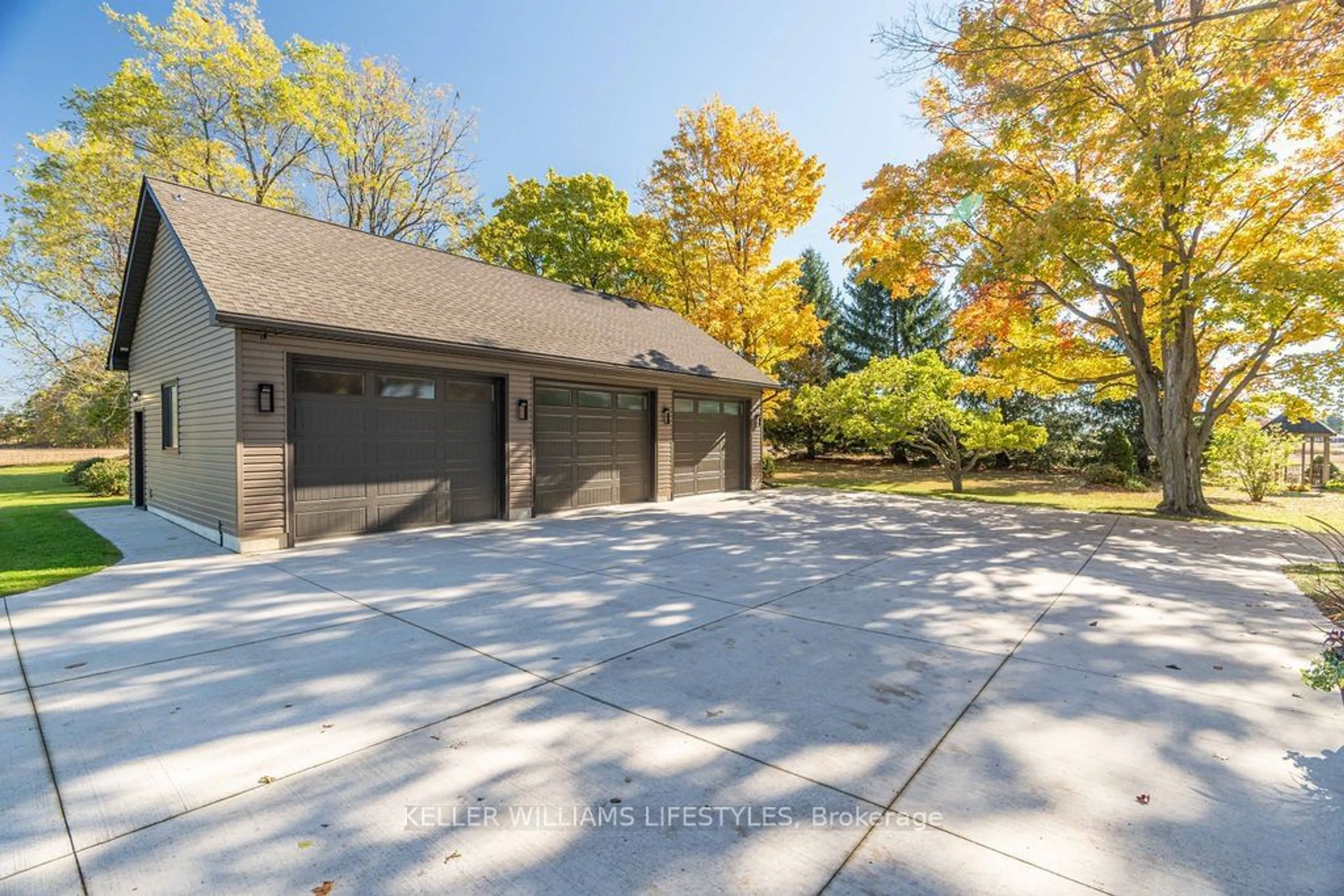 Indoor garage, cement floor for 22384 Pratt Siding Rd, Southwest Middlesex Ontario N0L 1M0