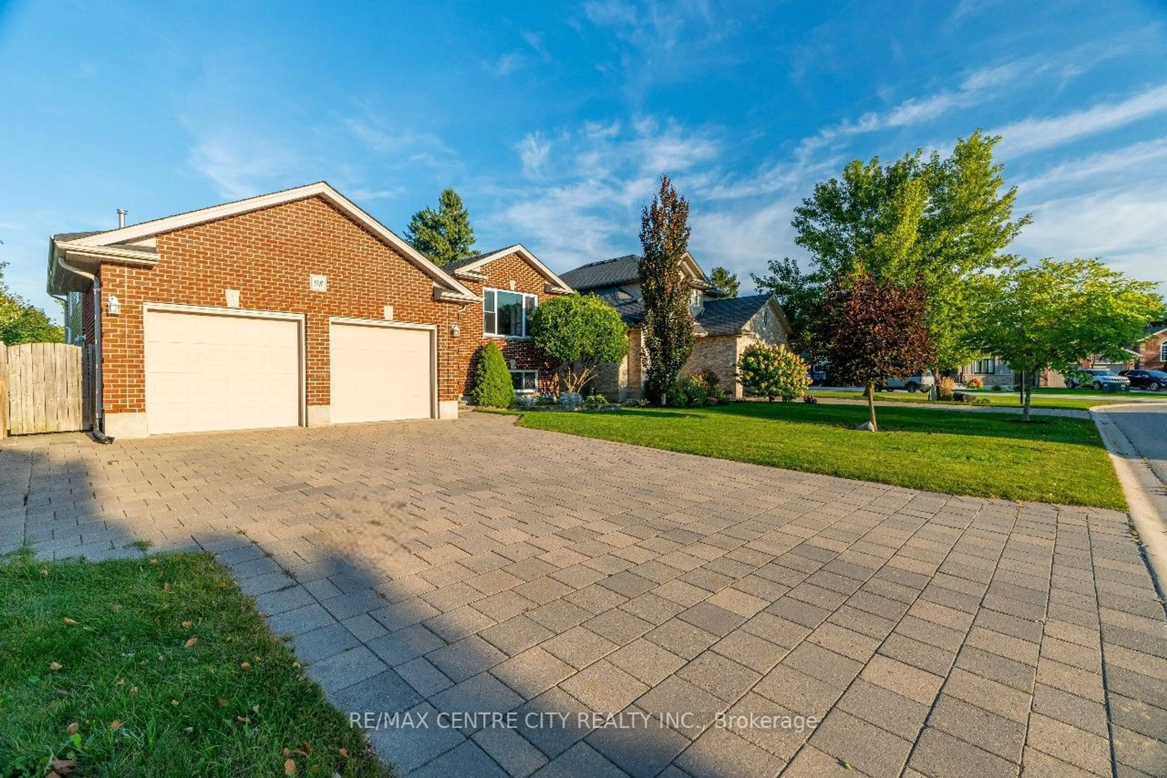 Frontside or backside of a home, the street view for 98 Laura Lane, Strathroy-Caradoc Ontario N7G 4K9