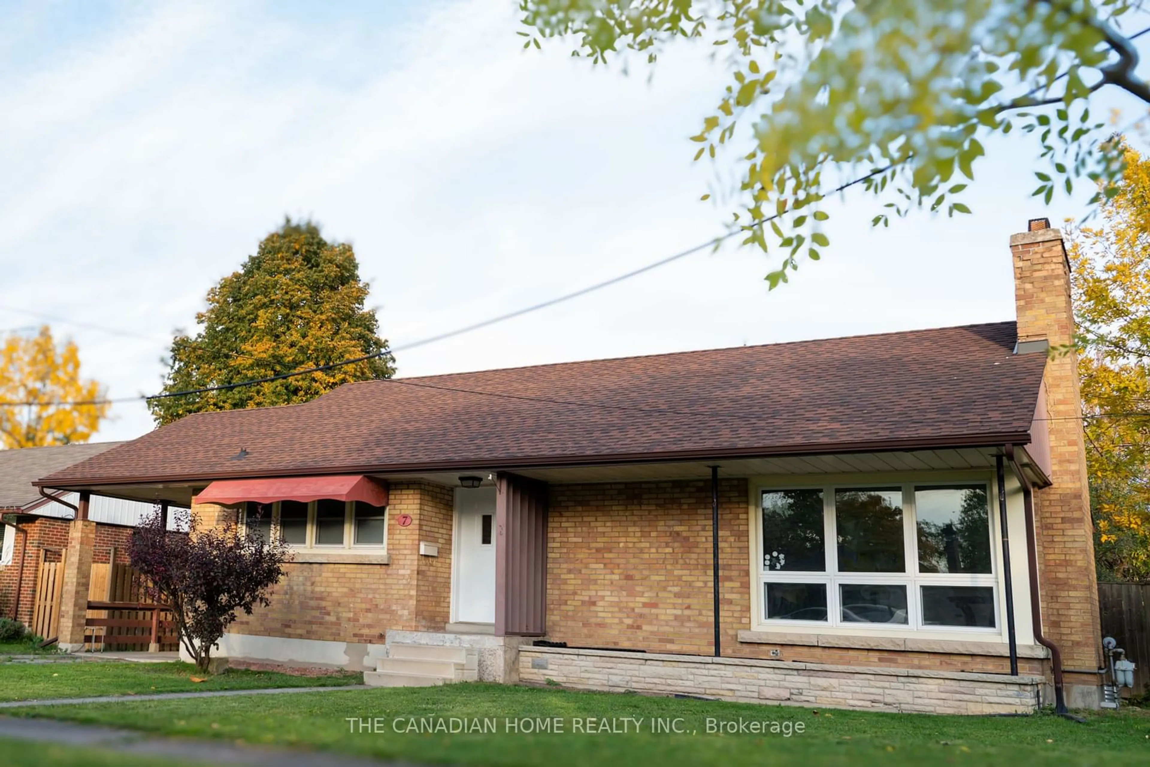 Frontside or backside of a home, the front or back of building for 7 Mountainview Dr, St. Catharines Ontario L2T 3H3