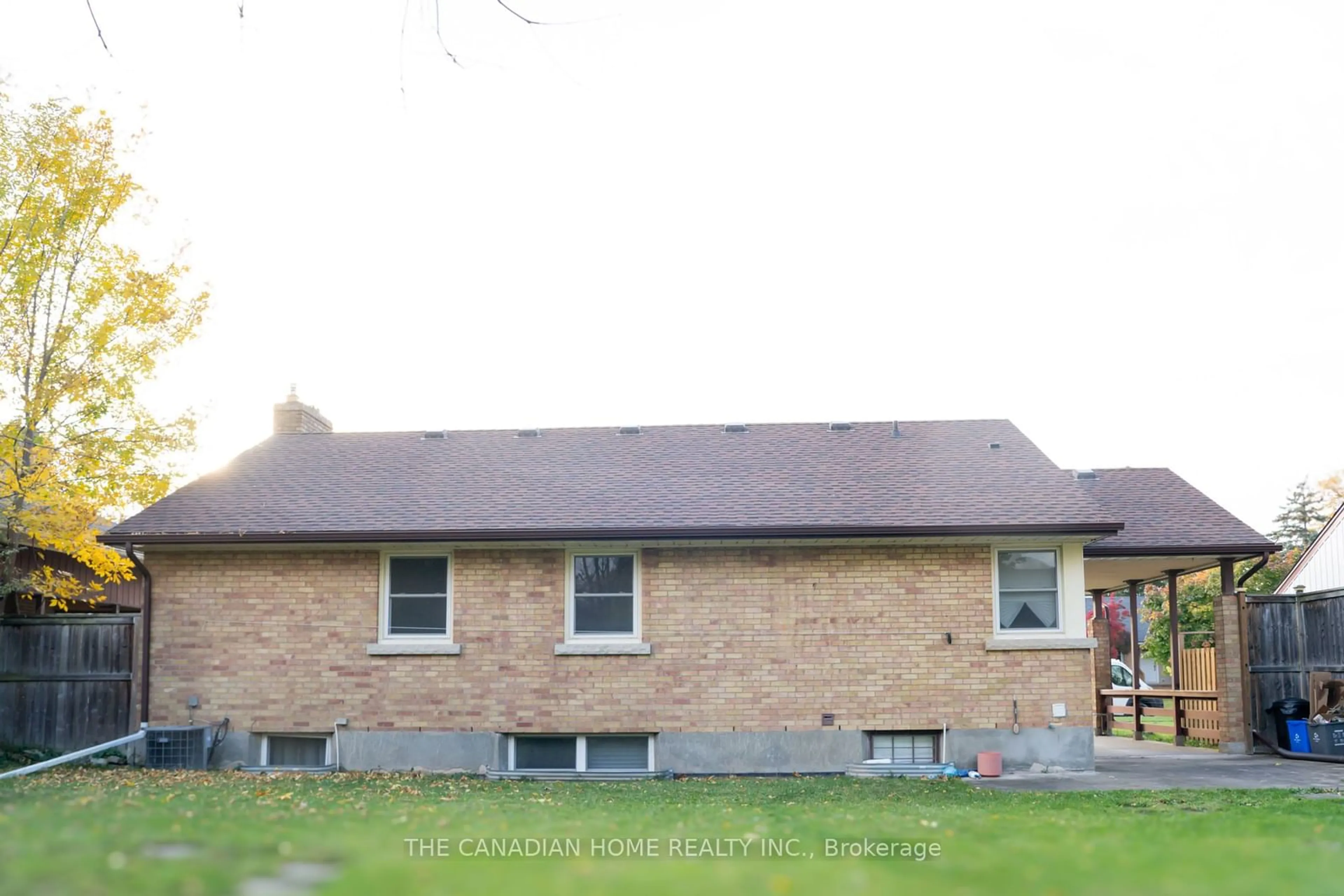 Frontside or backside of a home, the front or back of building for 7 Mountainview Dr, St. Catharines Ontario L2T 3H3