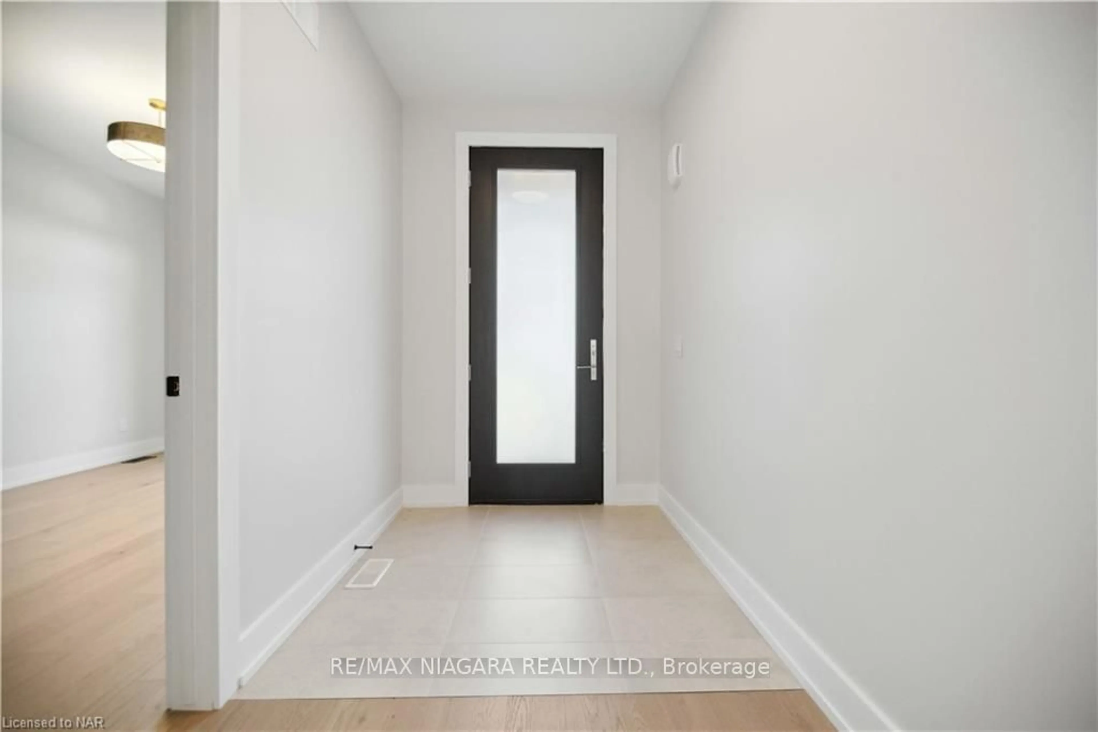 Indoor entryway, wood floors for 300 RICHMOND St #2, Thorold Ontario L2V 5B9