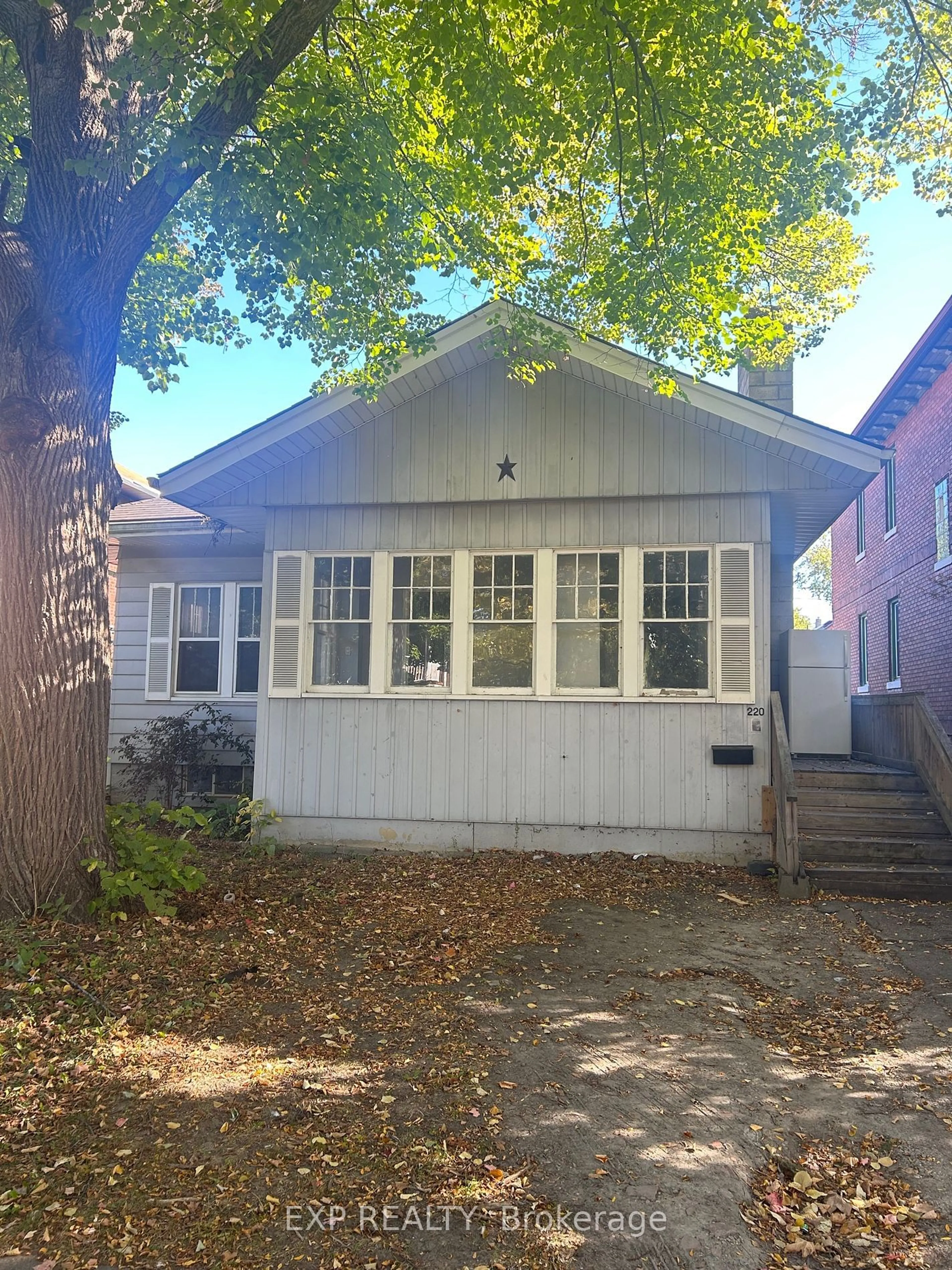 Frontside or backside of a home, cottage for 220 Mcewan Ave, Windsor Ontario N9B 2E4