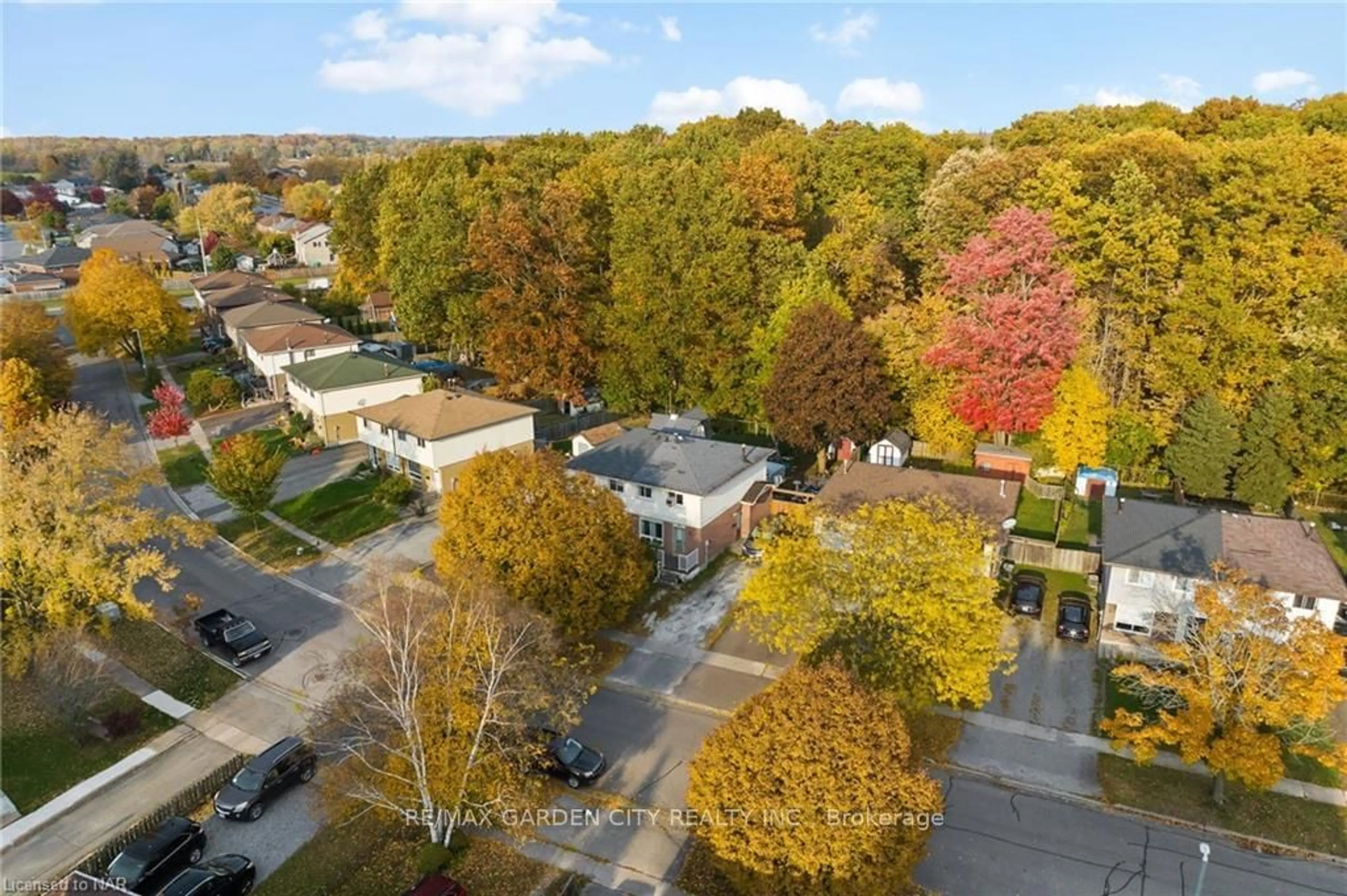 A pic from exterior of the house or condo, the street view for 93 Silvan Dr, Welland Ontario L3C 6C1