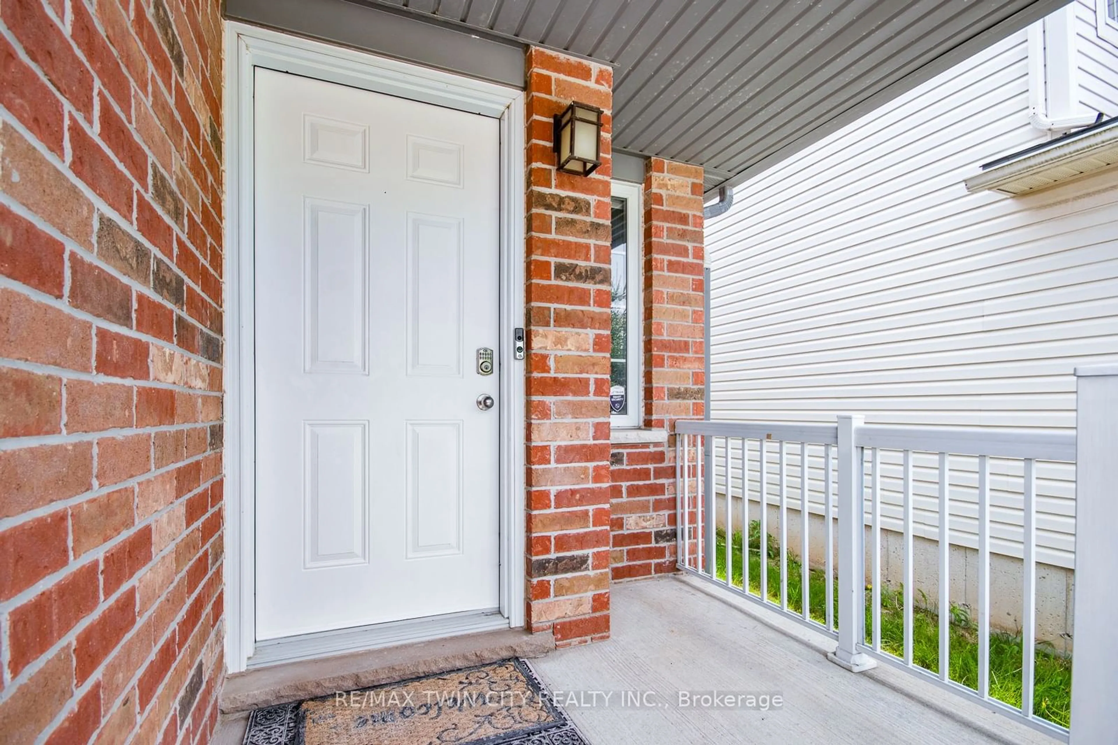 Indoor entryway, wood floors for 51 Seabrook Dr, Kitchener Ontario N2R 1Y1