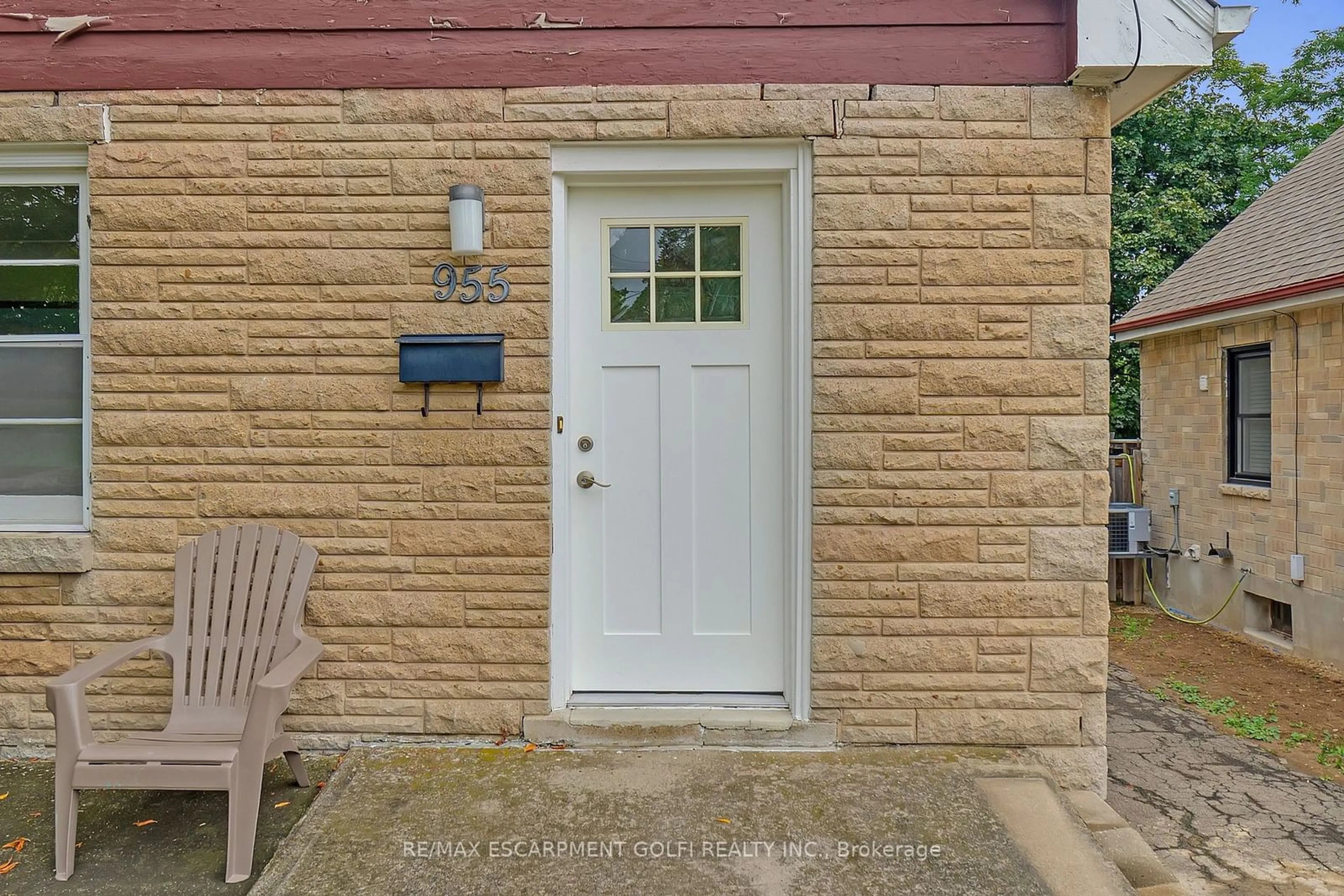 Indoor entryway, ceramic floors for 955 Lawrence Rd, Hamilton Ontario L8K 2A7