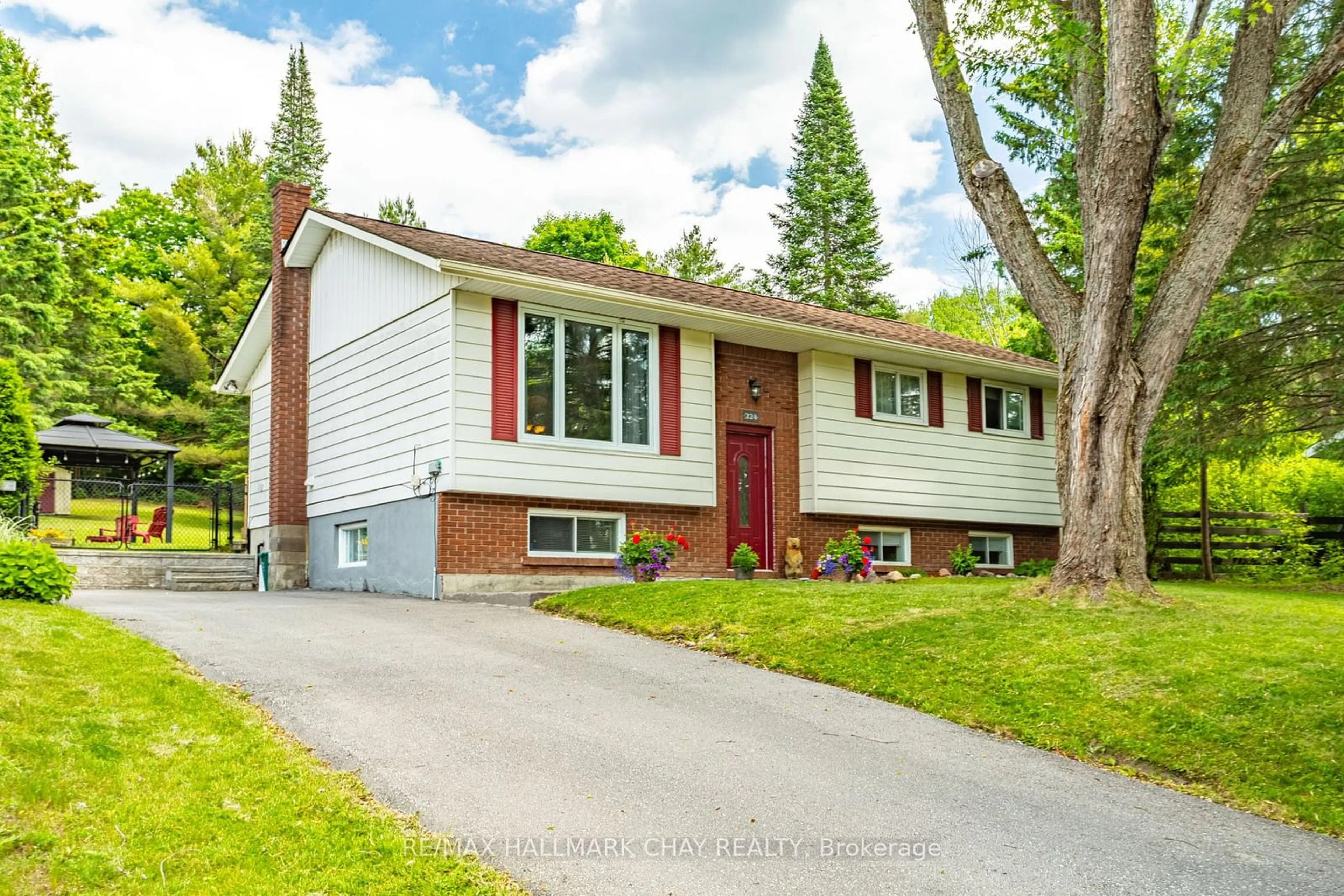 Frontside or backside of a home, cottage for 224 Oriole Cres, Gravenhurst Ontario P1P 1C6