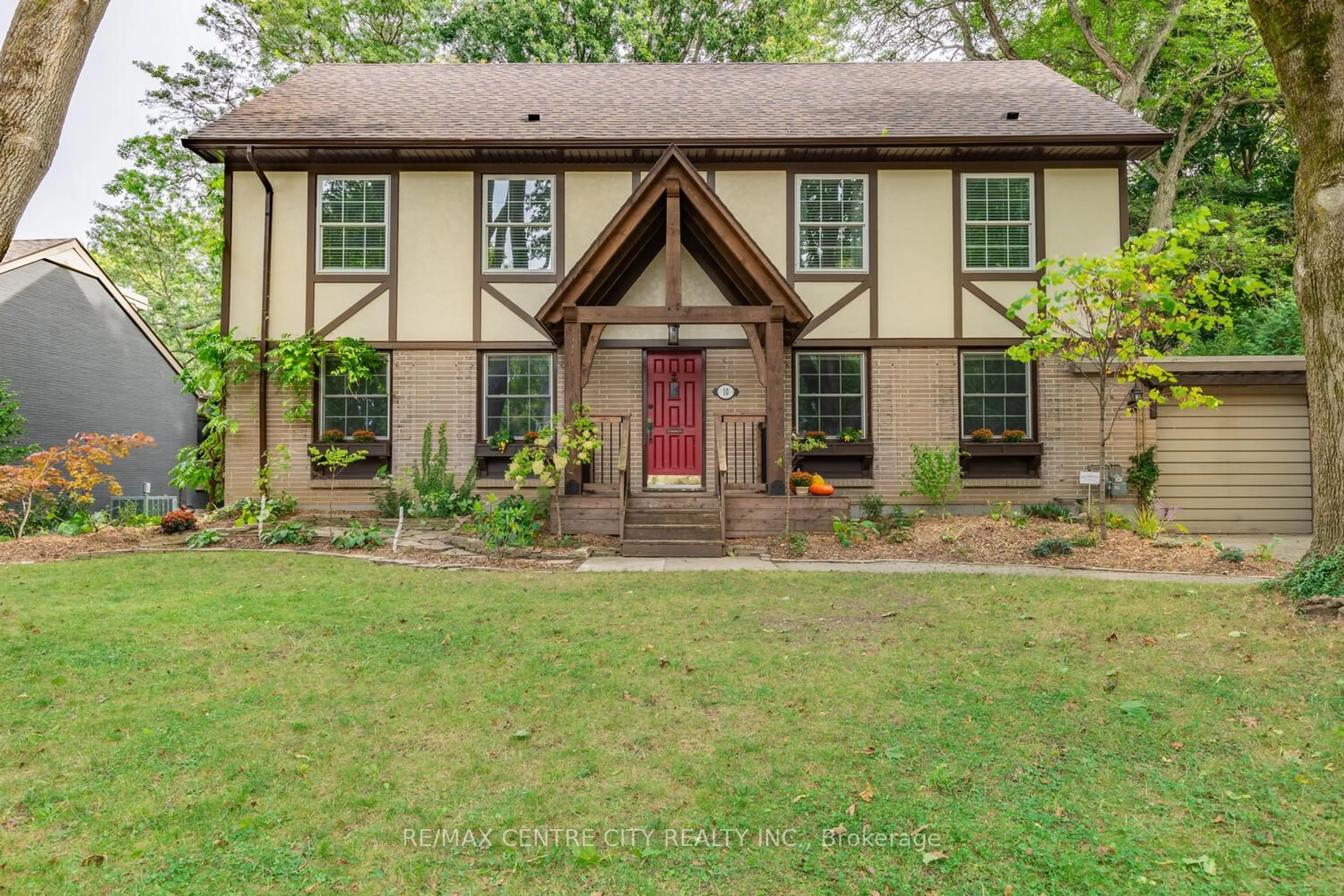 Home with vinyl exterior material for 10 Harrison Cres, London Ontario N5Y 2V4