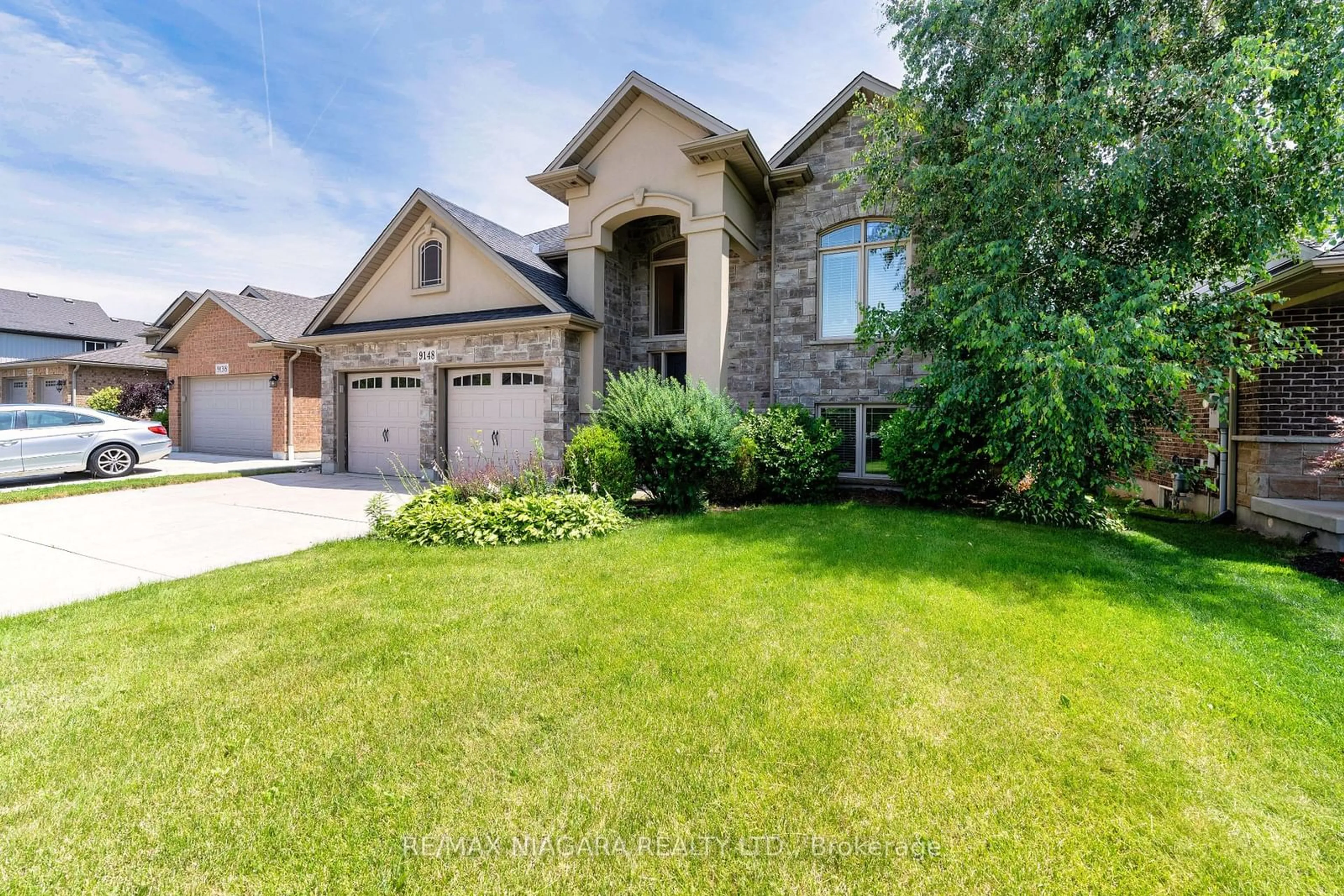 Frontside or backside of a home, the street view for 9148 Hendershot Blvd, Niagara Falls Ontario L2H 0E3