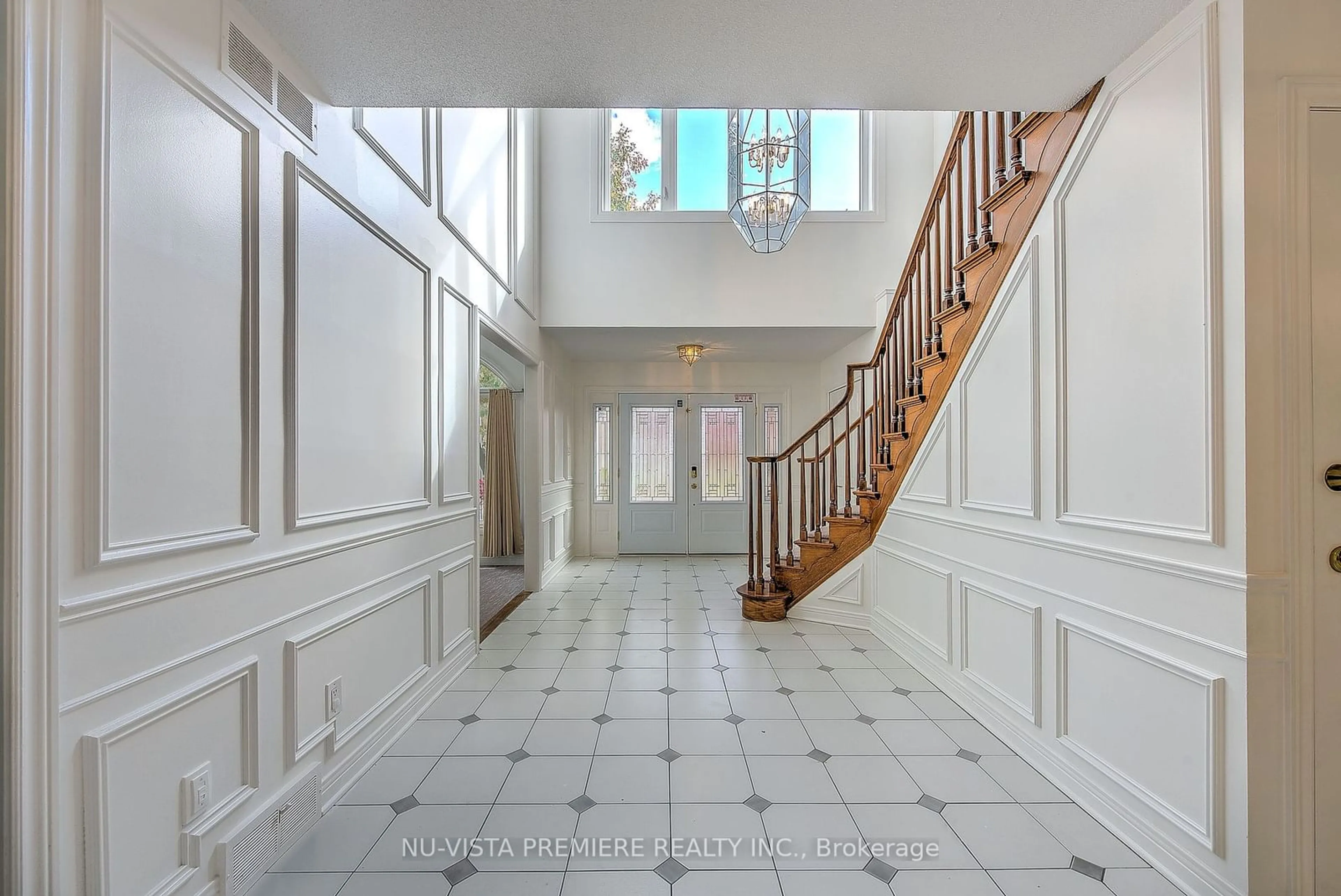 Indoor foyer, wood floors for 499 ROSECLIFFE Terr, London Ontario N6K 4H5