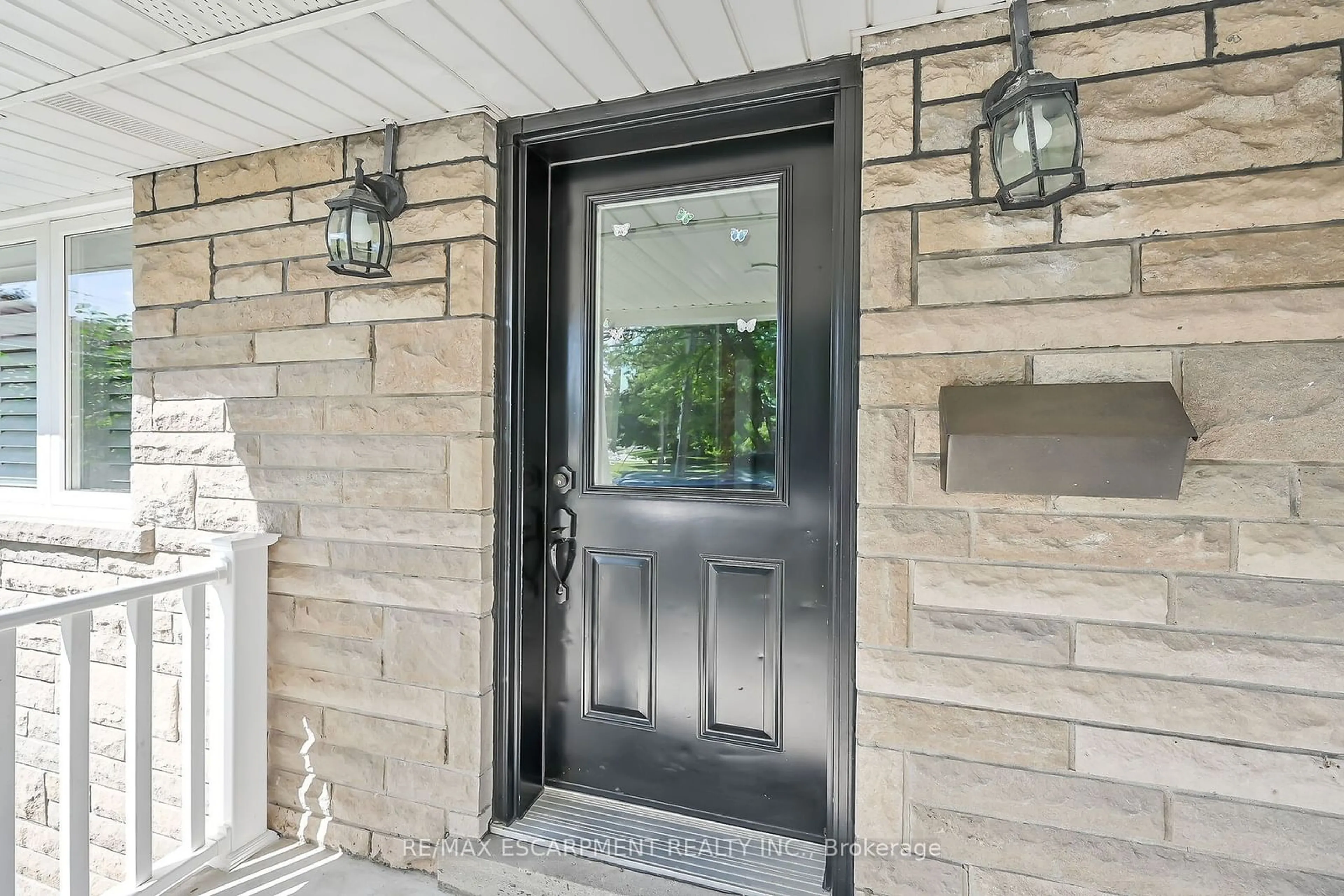 Indoor entryway, wood floors for 221 Gray Rd, Hamilton Ontario L8E 2T9