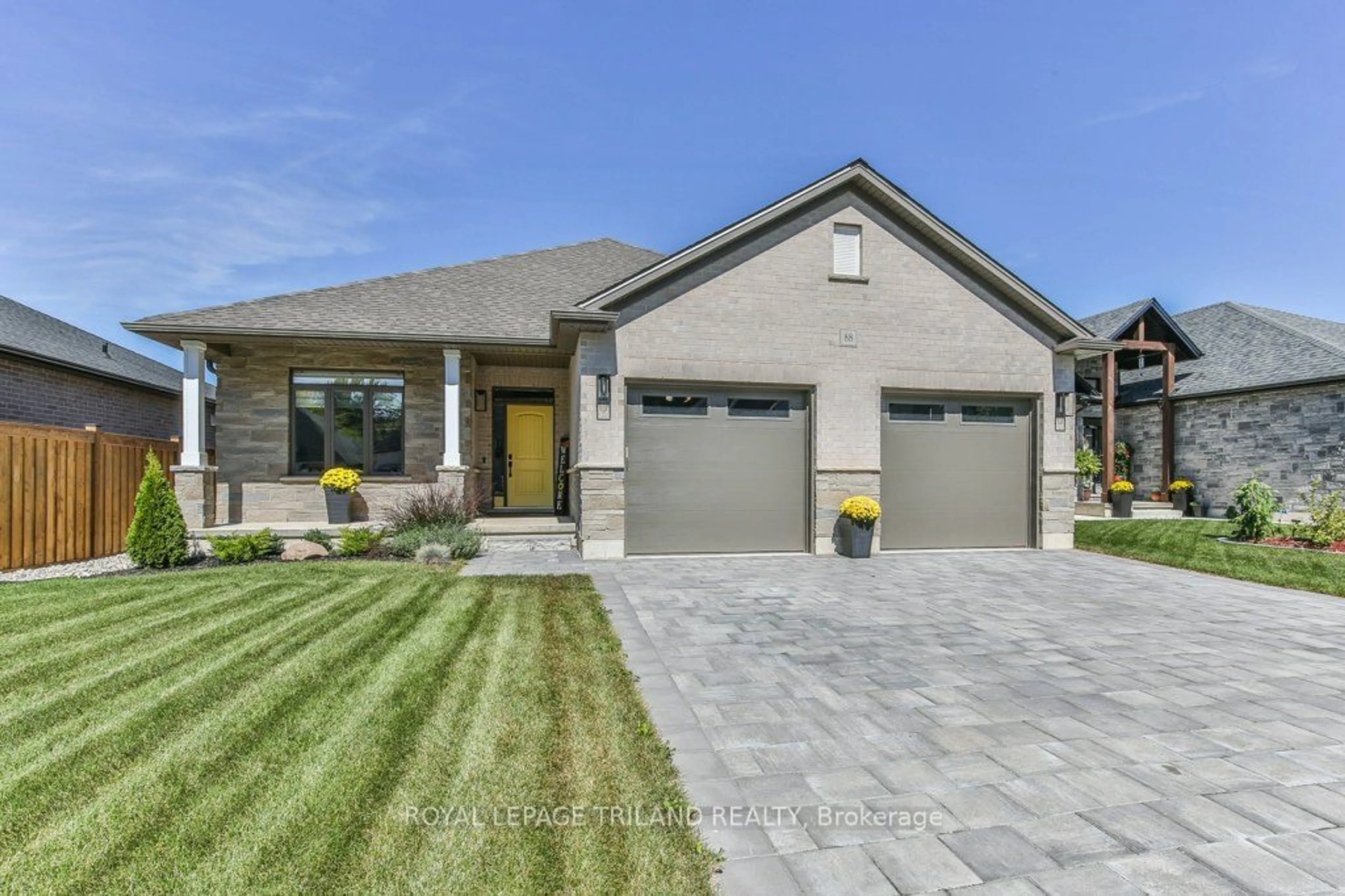 Frontside or backside of a home, the street view for 88 FOXBOROUGH Pl, Thames Centre Ontario N0M 2P0