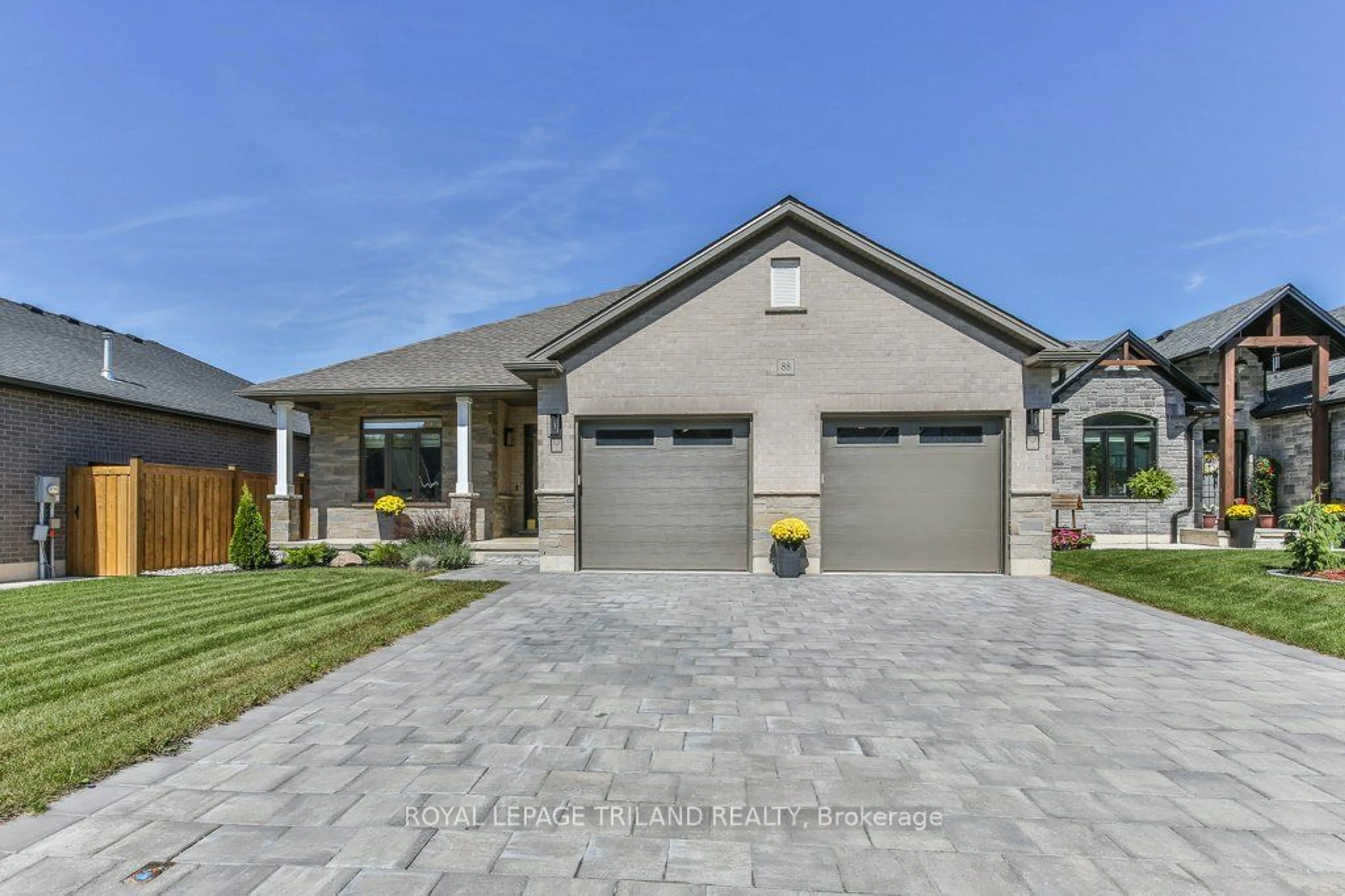 Frontside or backside of a home, the street view for 88 FOXBOROUGH Pl, Thames Centre Ontario N0M 2P0