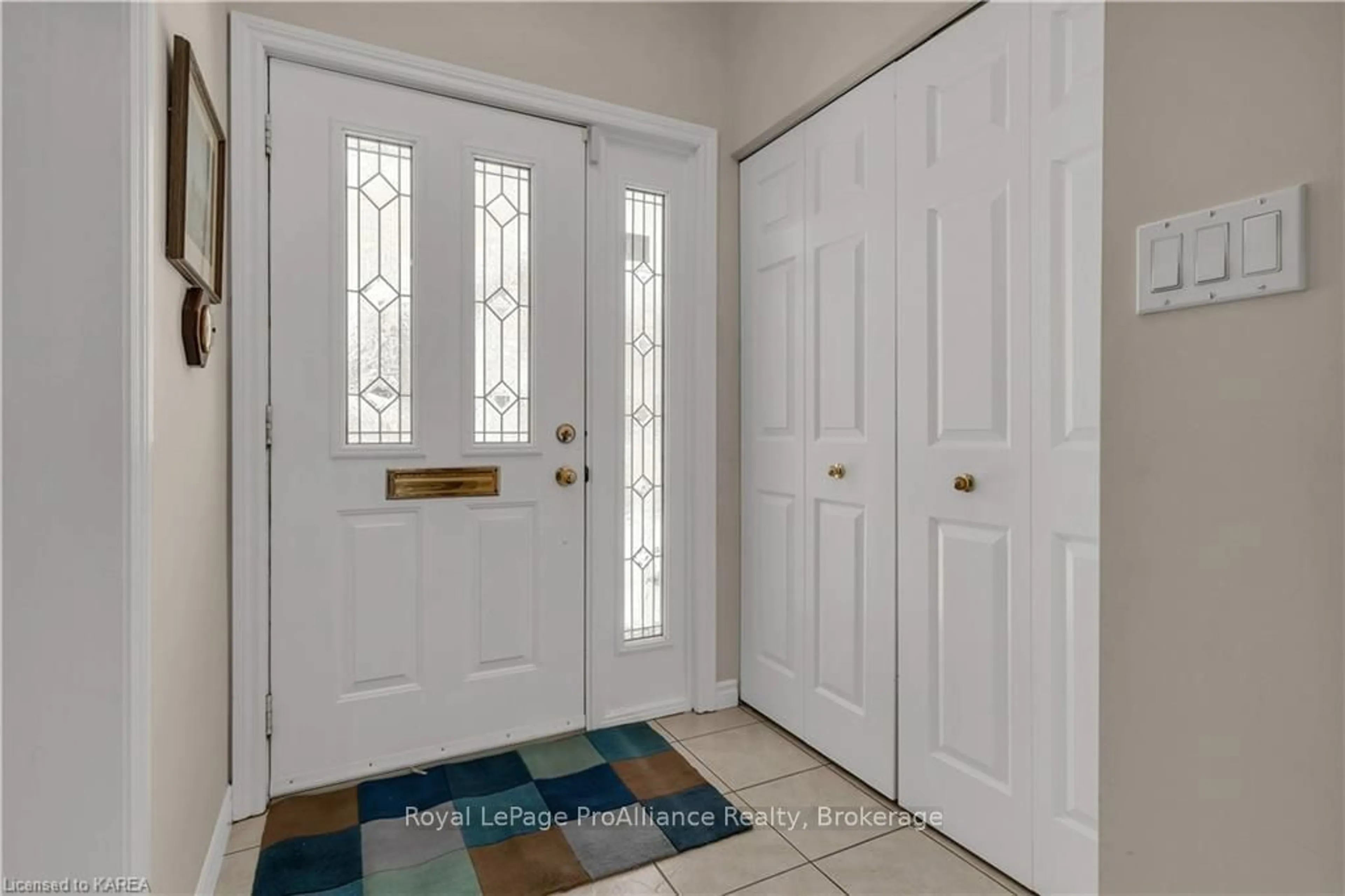 Indoor entryway, wood floors for 30 YONGE St, Kingston Ontario K7M 1E3