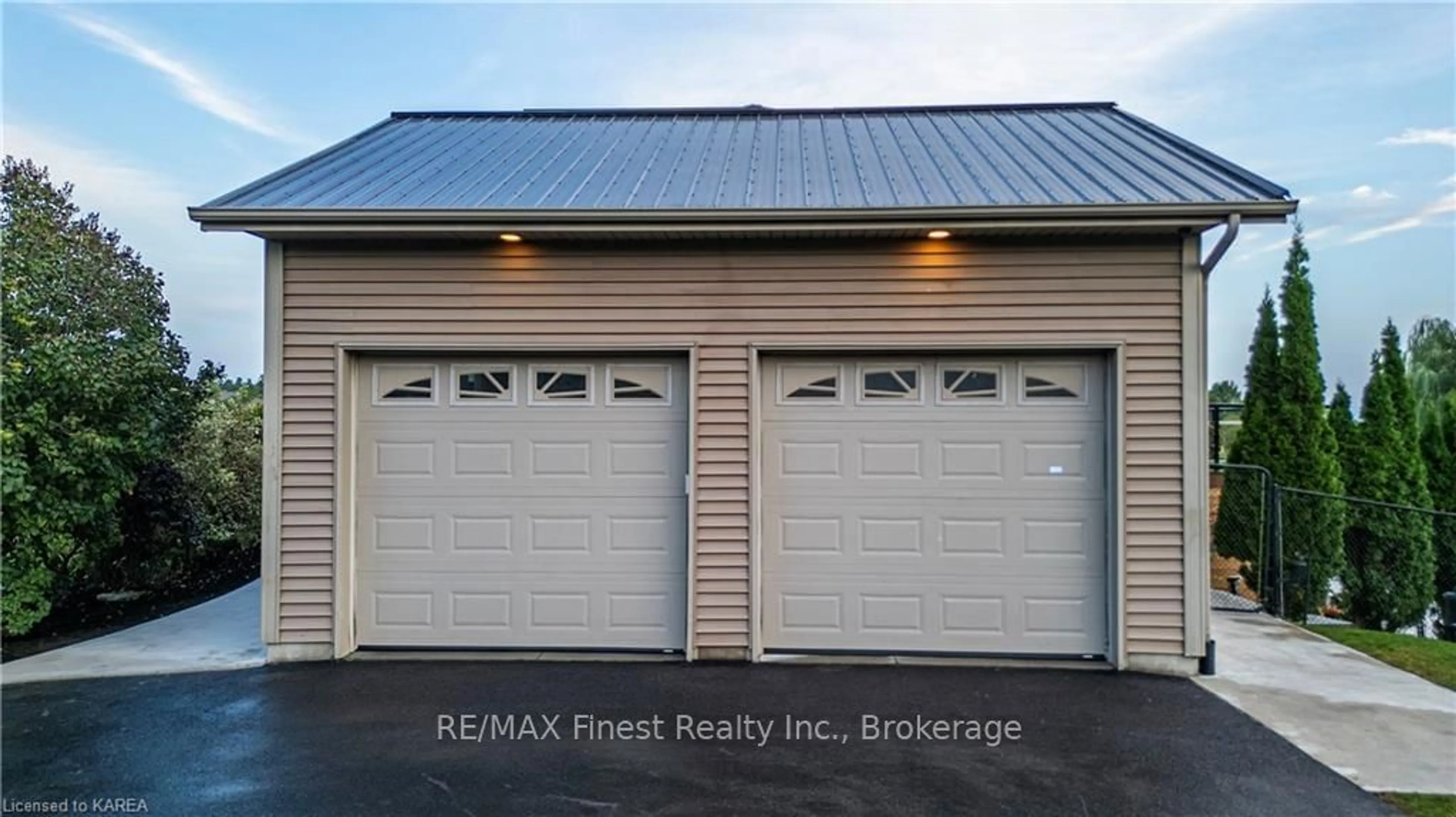 Indoor garage for 1403 PERRADICE Dr, Kingston Ontario K7L 5H6