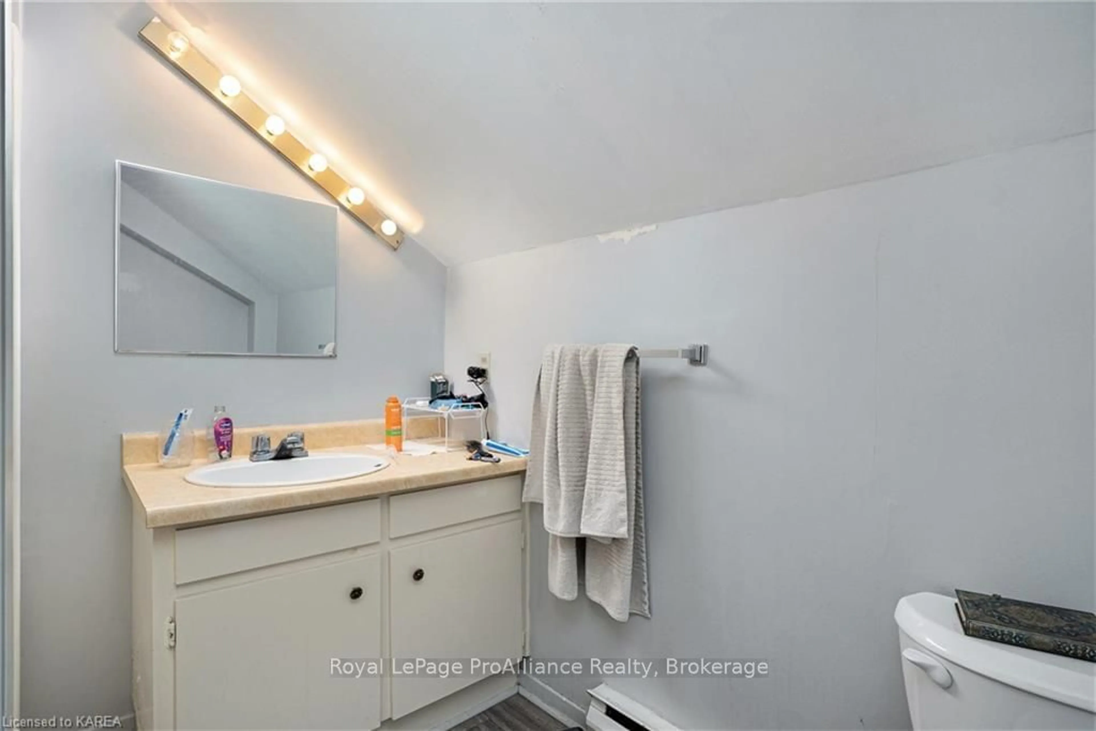 Standard bathroom for 368 BARRIE St, Kingston Ontario K7K 3T3