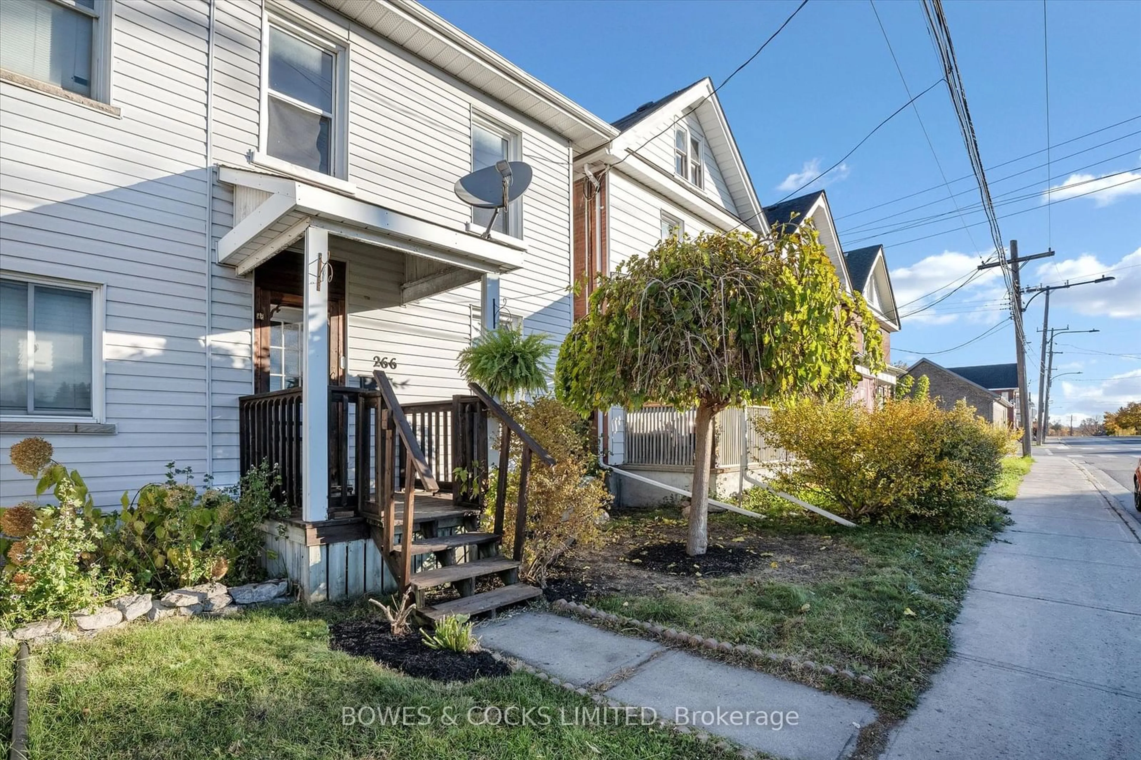 A pic from exterior of the house or condo, the street view for 266 Wolfe St, Peterborough Ontario K9J 2L3