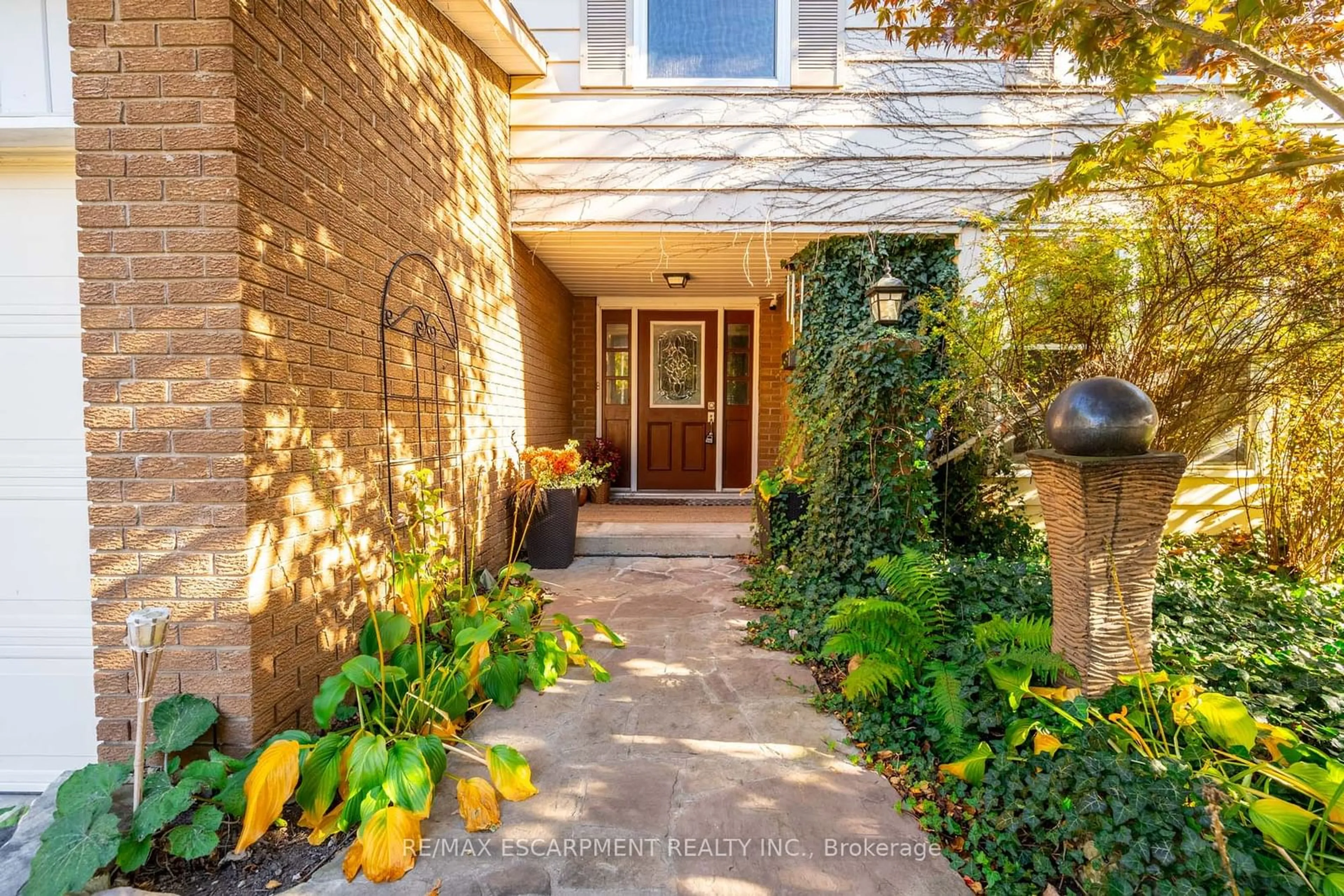 Indoor entryway, wood floors for 93 Turnbull Rd, Hamilton Ontario L9H 5P8