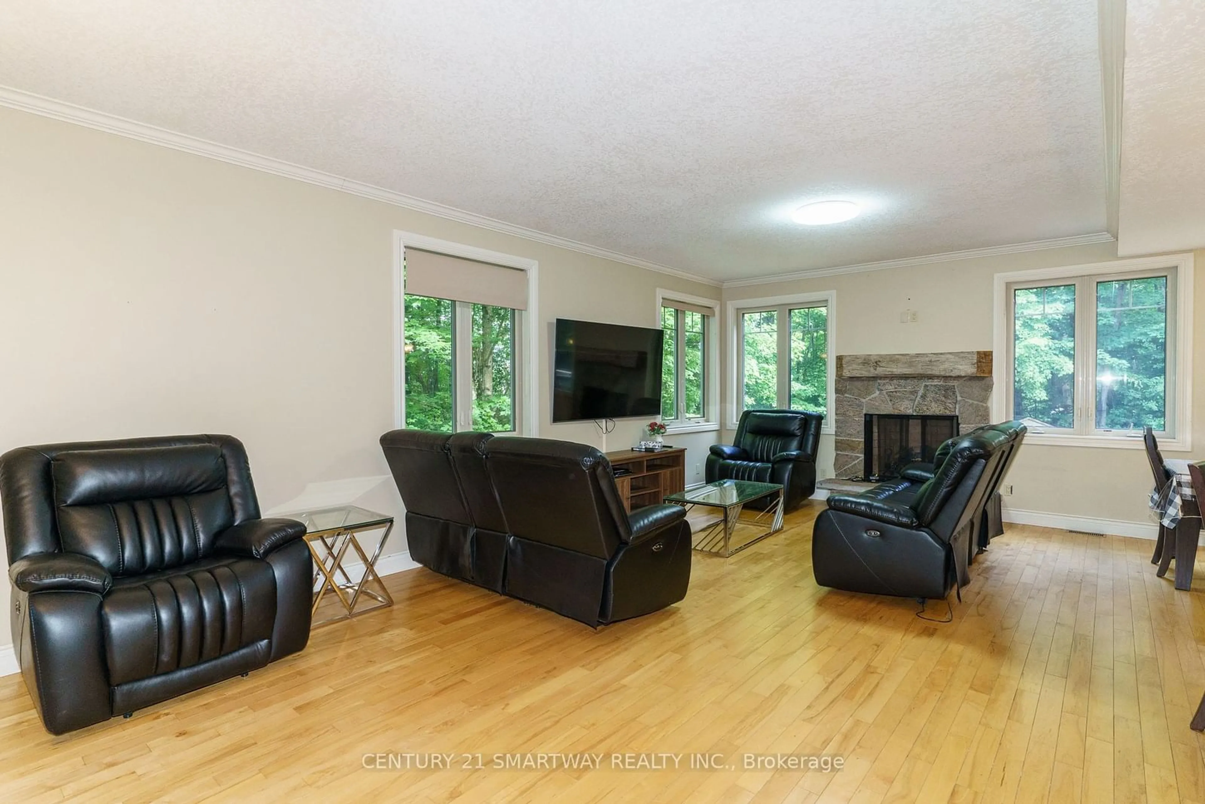 Living room, wood floors for 1066 Tally-Ho Winter Park Rd, Lake of Bays Ontario P1H 2J6