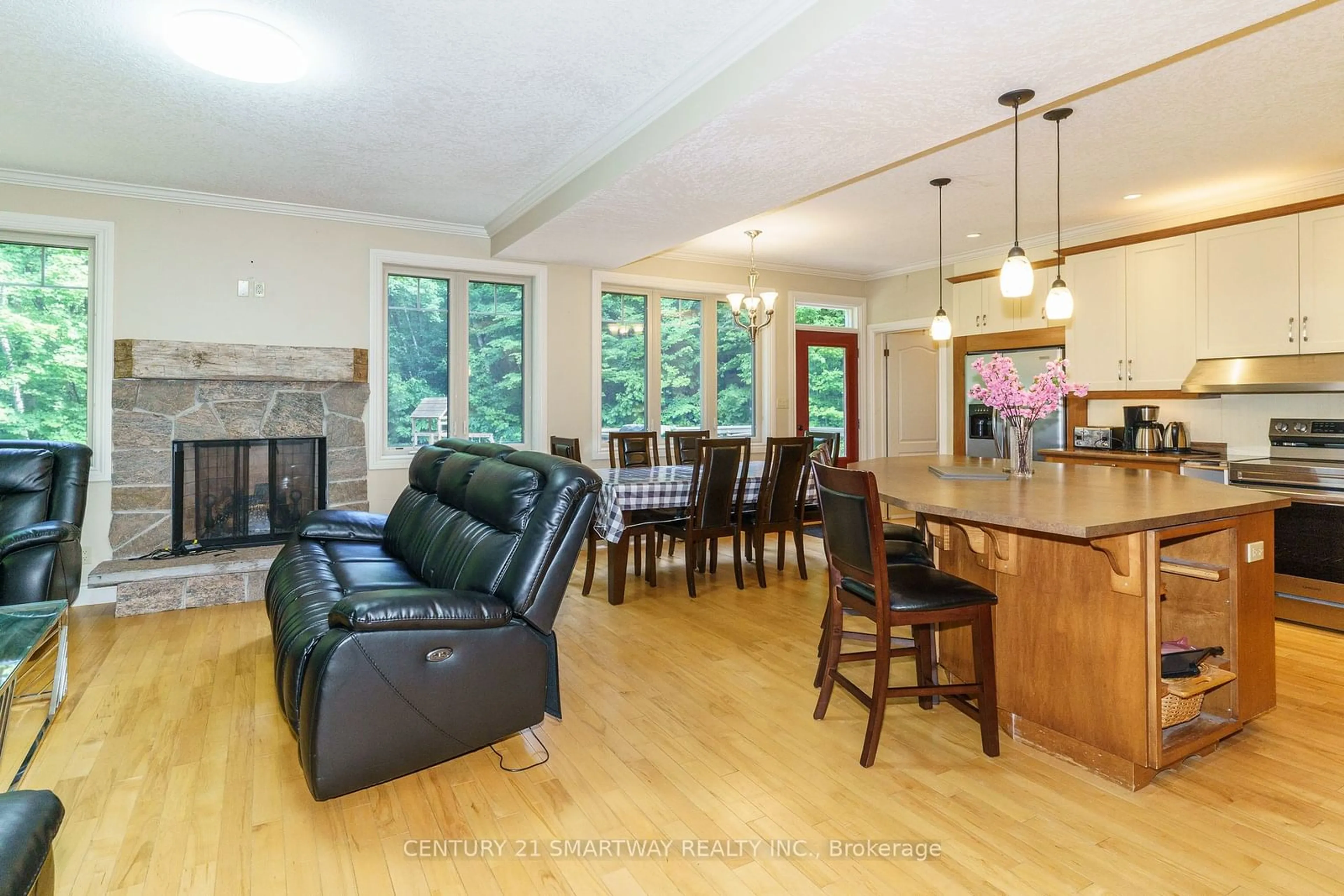 Open concept kitchen for 1066 Tally-Ho Winter Park Rd, Lake of Bays Ontario P1H 2J6