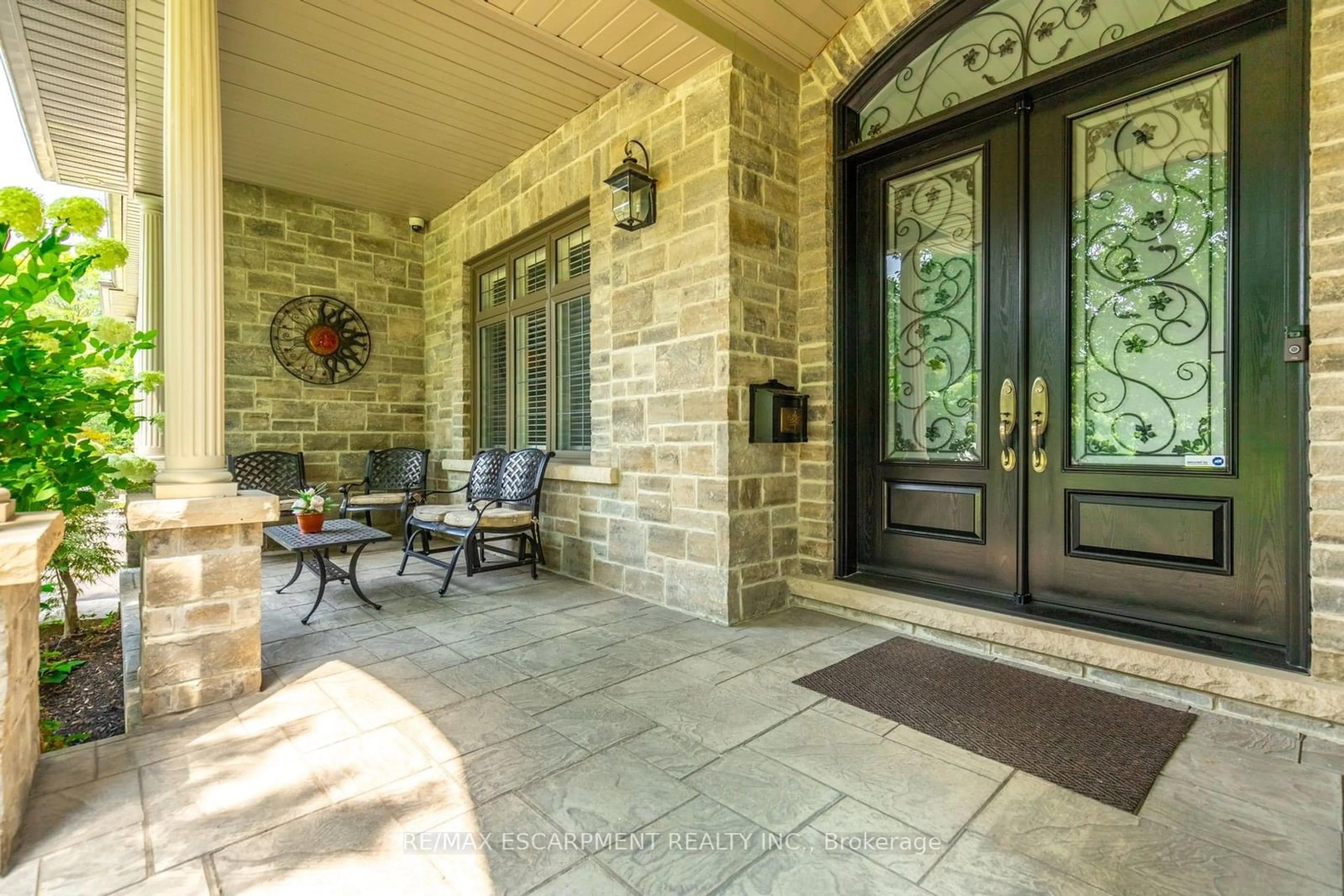 Indoor entryway, ceramic floors for 17 McDonald Crt, Hamilton Ontario L9H 7C3