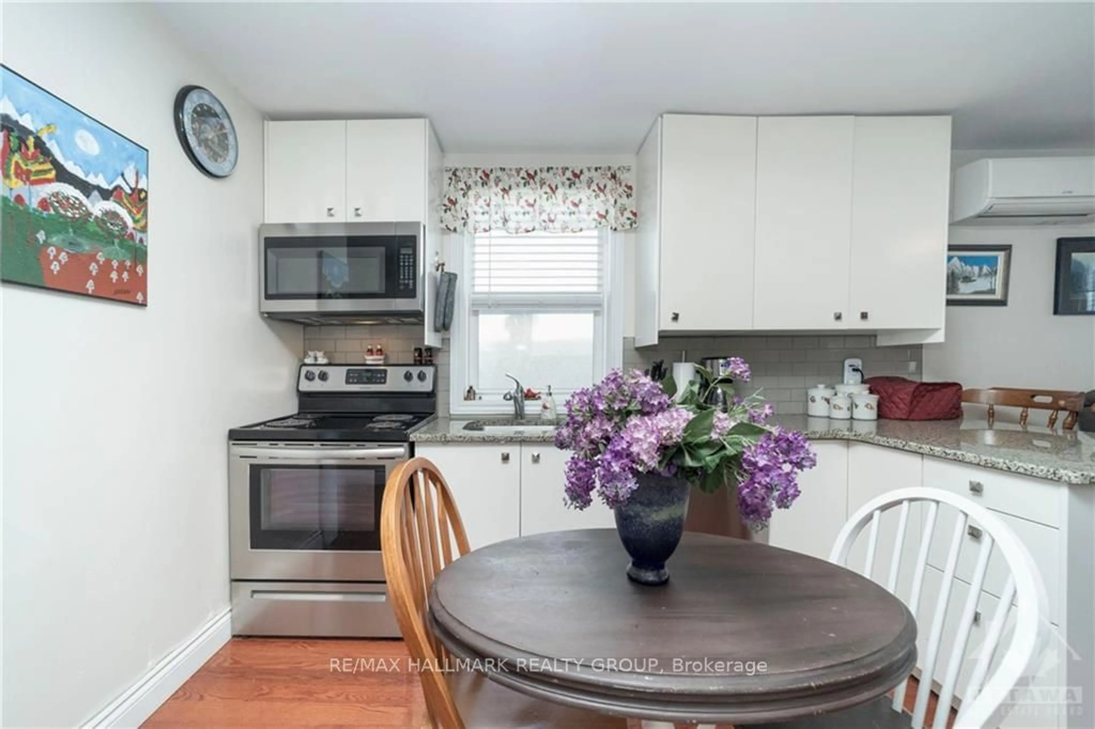 Kitchen, wood floors, cottage for 53 LAVAL St, Vanier and Kingsview Park Ontario K1L 7Z7