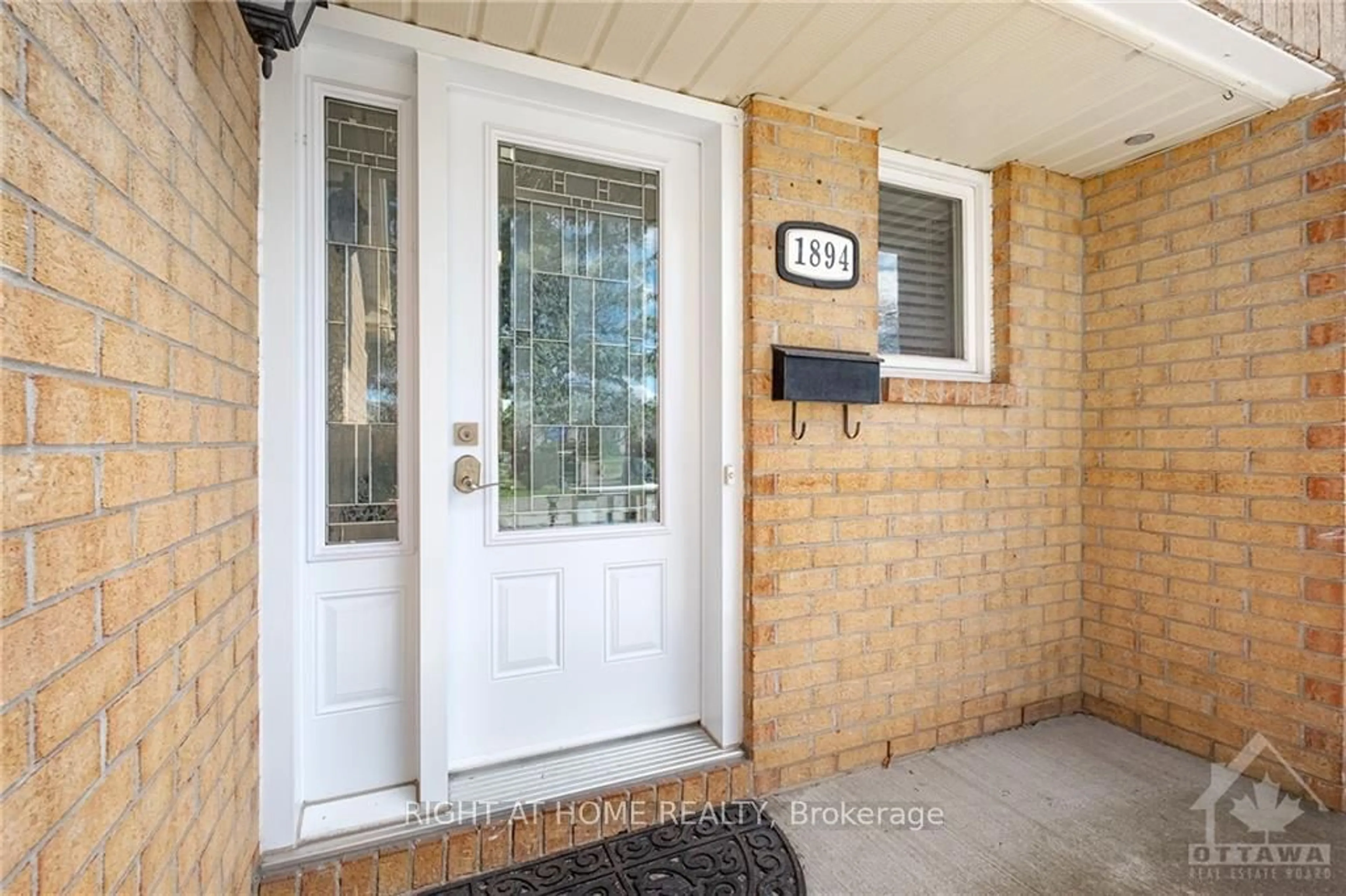 Indoor entryway, wood floors for 1894 LA CHAPELLE St, Orleans - Convent Glen and Area Ontario K1C 6A4