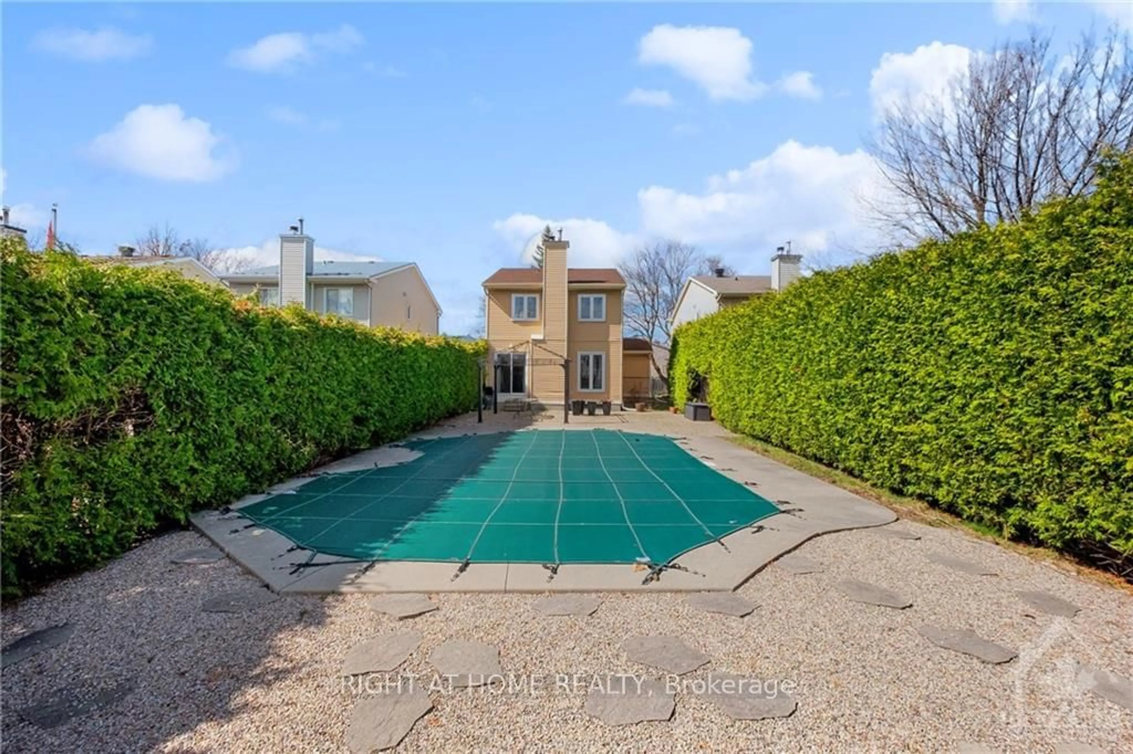 Indoor or outdoor pool for 1894 LA CHAPELLE St, Orleans - Convent Glen and Area Ontario K1C 6A4