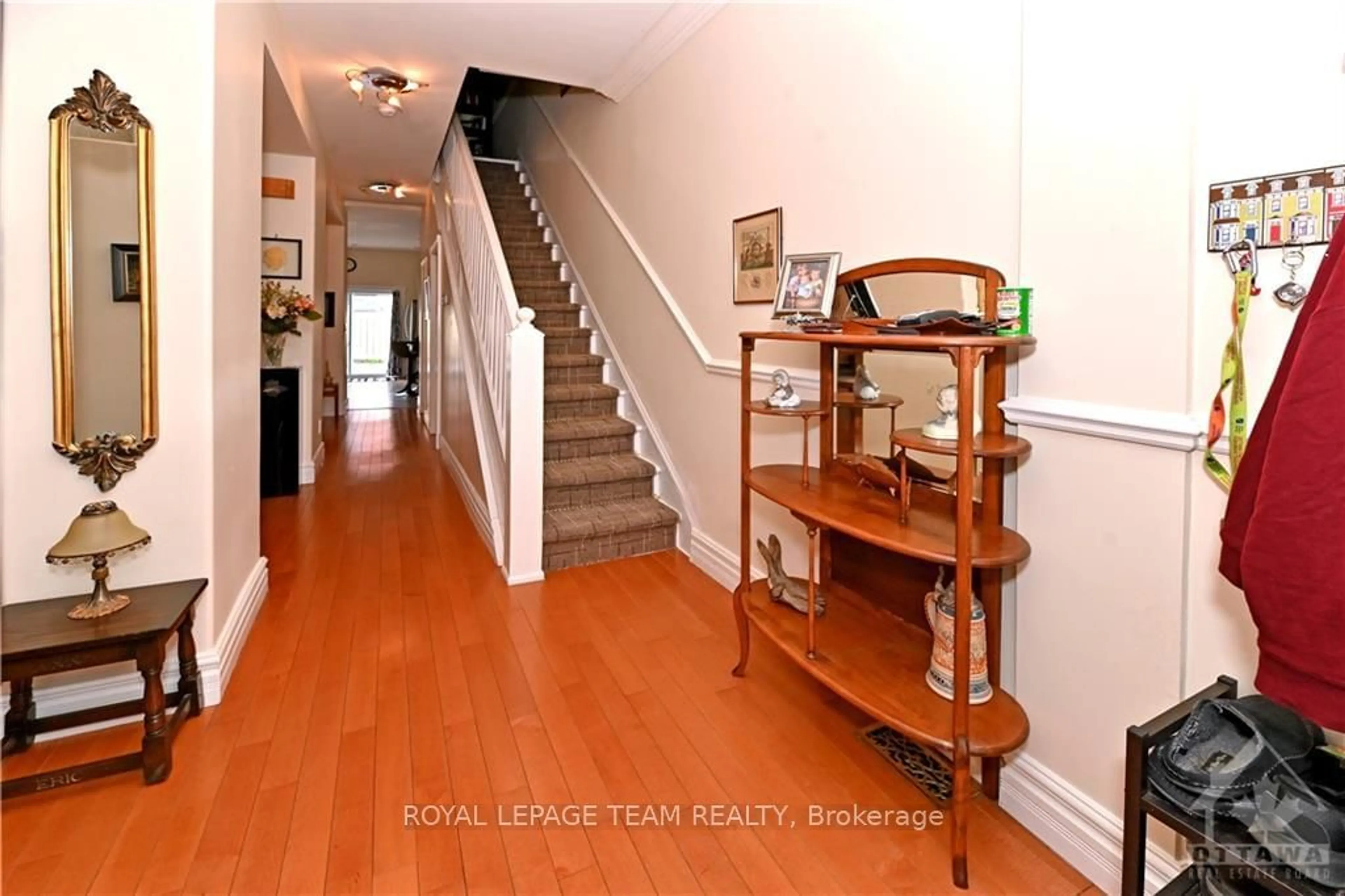 Indoor foyer, wood floors for 93-95 LOWER CHARLOTTE St, Lower Town - Sandy Hill Ontario K1N 8J9