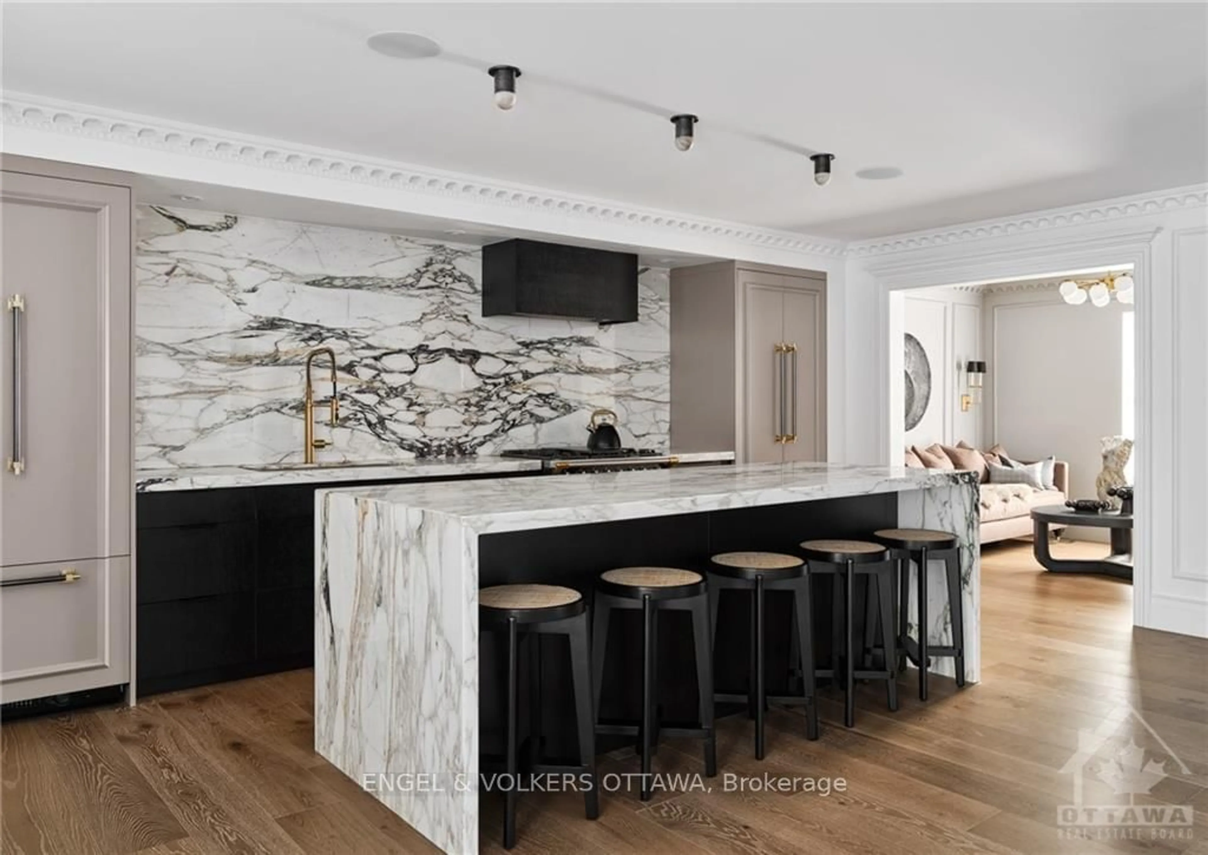 Contemporary kitchen, wood floors for 1041 BRANDYWINE Crt, Manotick - Kars - Rideau Twp and Area Ontario K4M 1J2