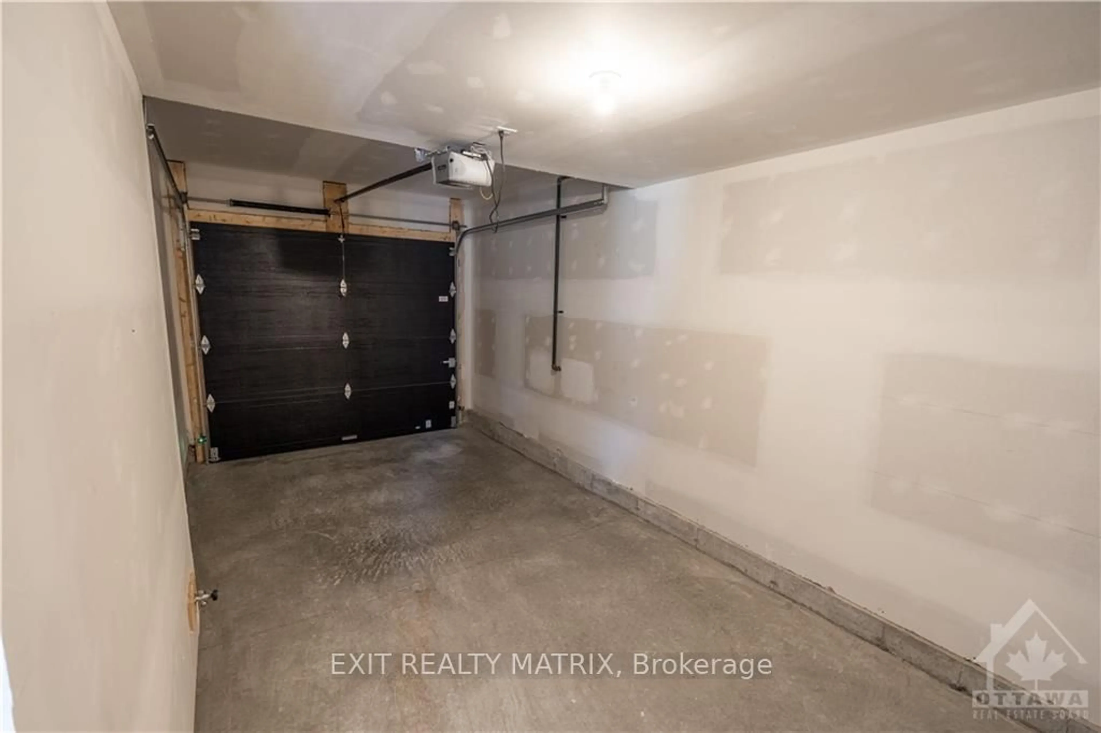 Indoor garage, cement floor for 724 WALTON St, Cornwall Ontario K6H 0J2