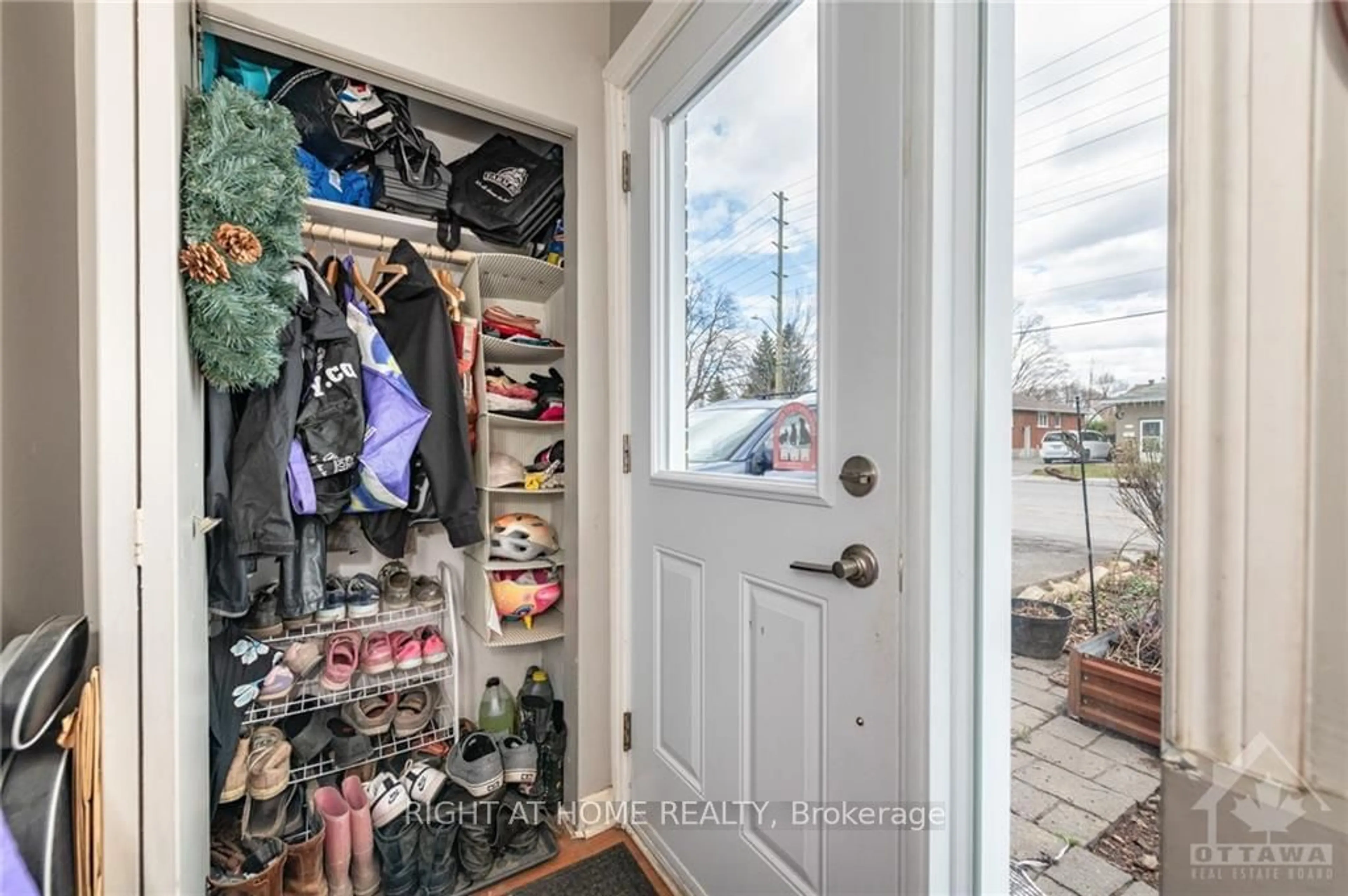 Indoor entryway, wood floors for 2421 IRIS St, Parkway Park - Queensway Terrace S and Area Ontario K2C 1C7