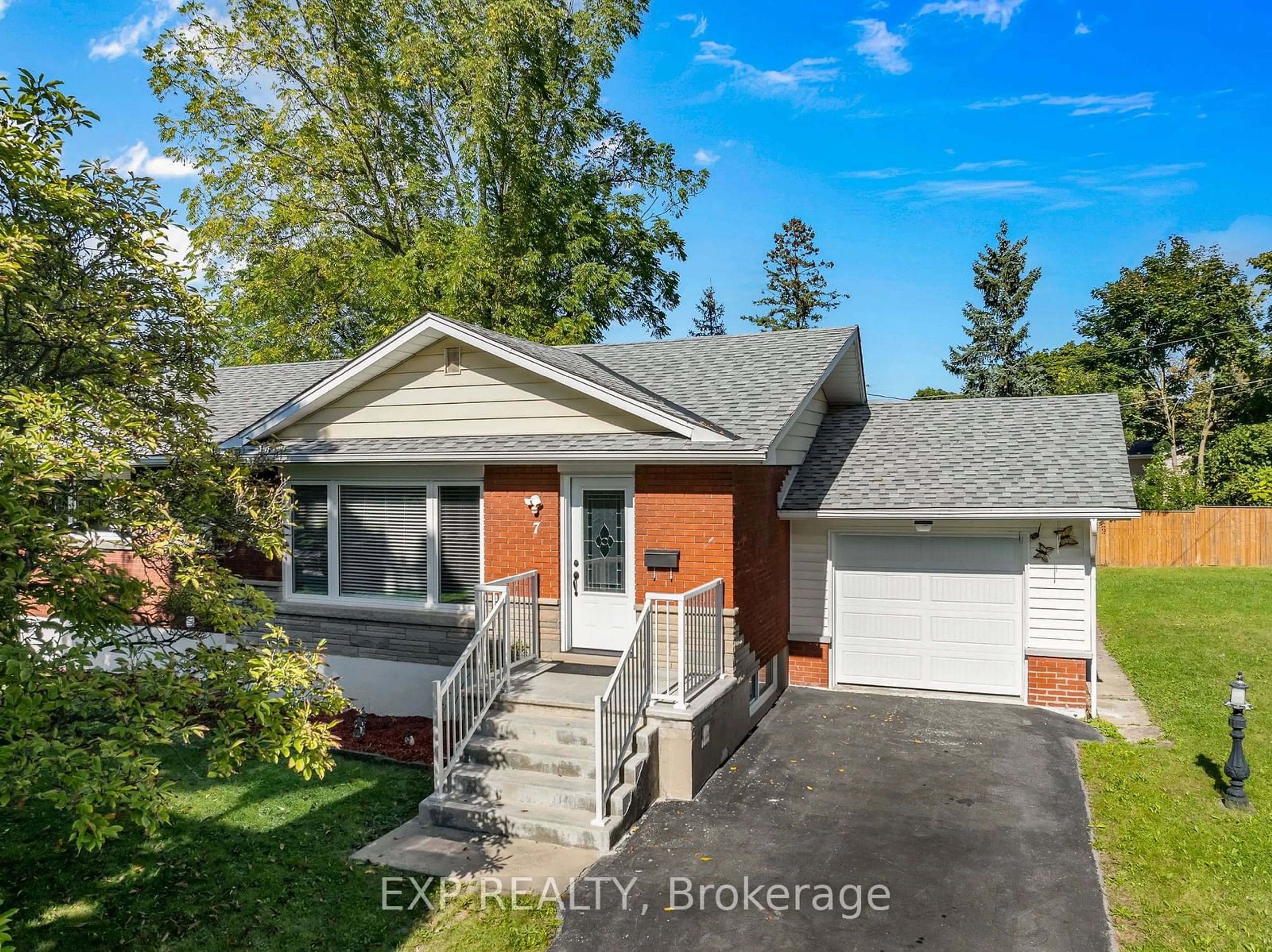 Frontside or backside of a home, cottage for 7 East Hampton Rd, St. Catharines Ontario L2T 3C9