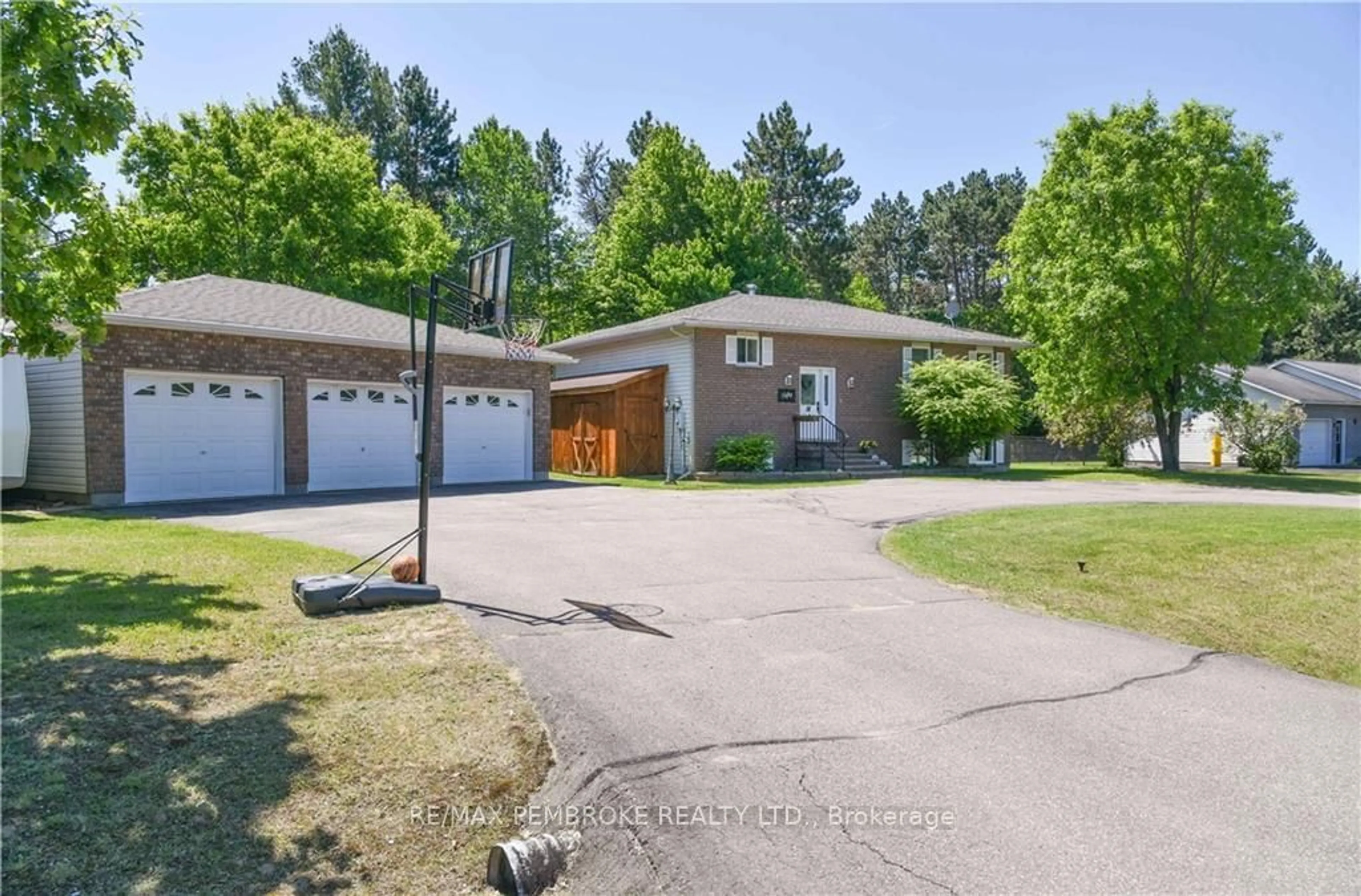 Indoor garage for 50 JAMIE Cres, Petawawa Ontario K8H 3N2