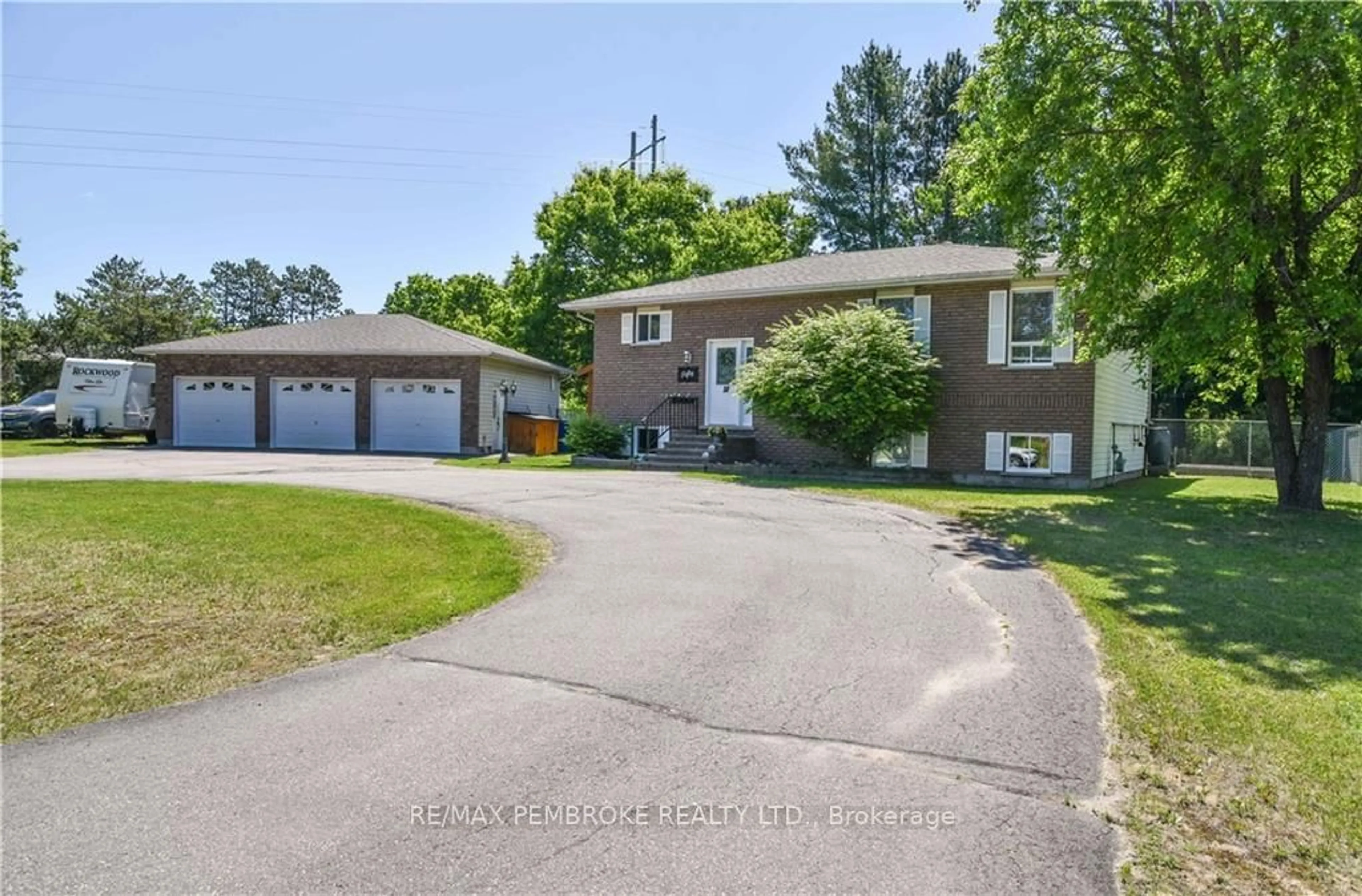 Frontside or backside of a home, the street view for 50 JAMIE Cres, Petawawa Ontario K8H 3N2